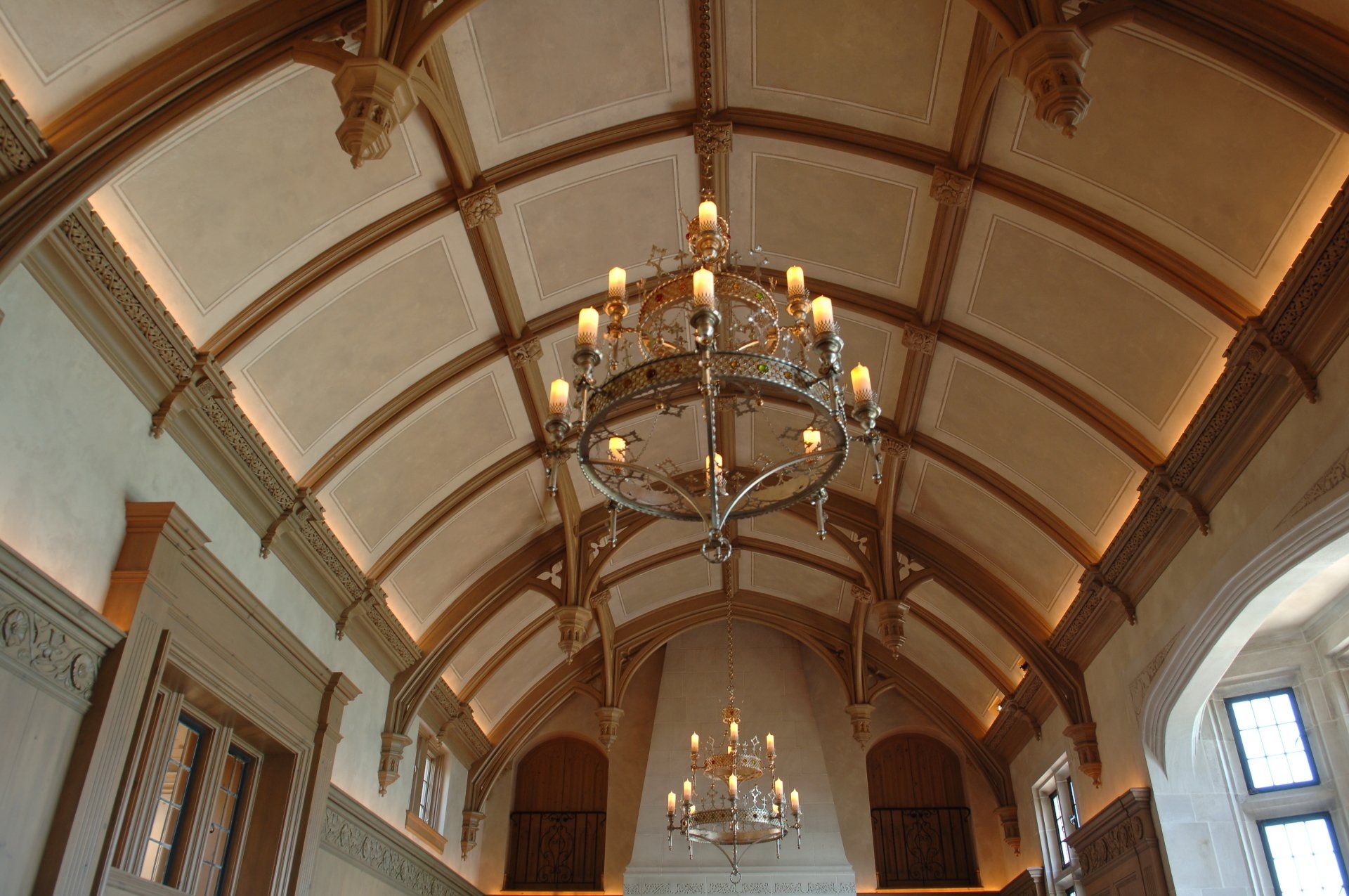 A large room with a chandelier hanging from the ceiling