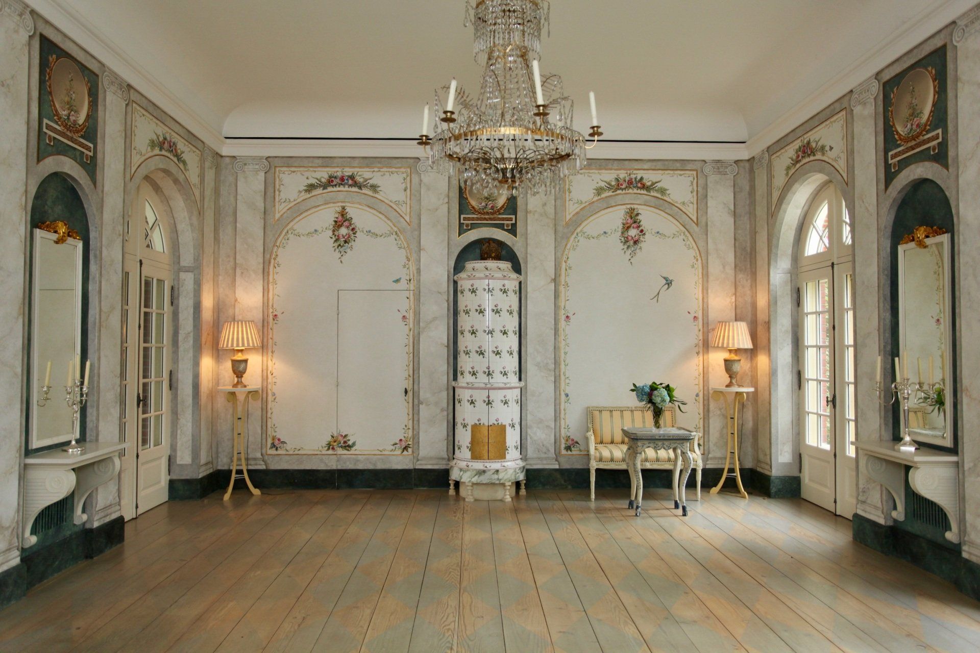 A large room with a chandelier hanging from the ceiling