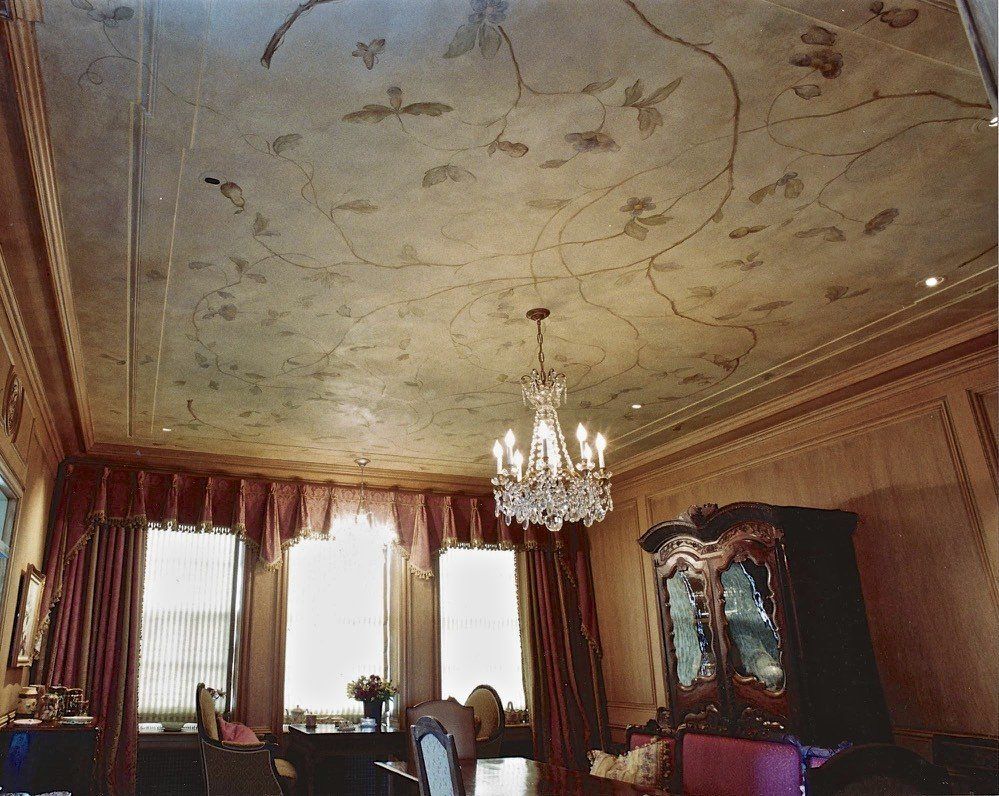 A room with a chandelier hanging from the ceiling