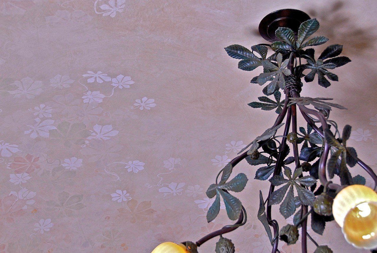A chandelier with flowers and leaves hanging from the ceiling