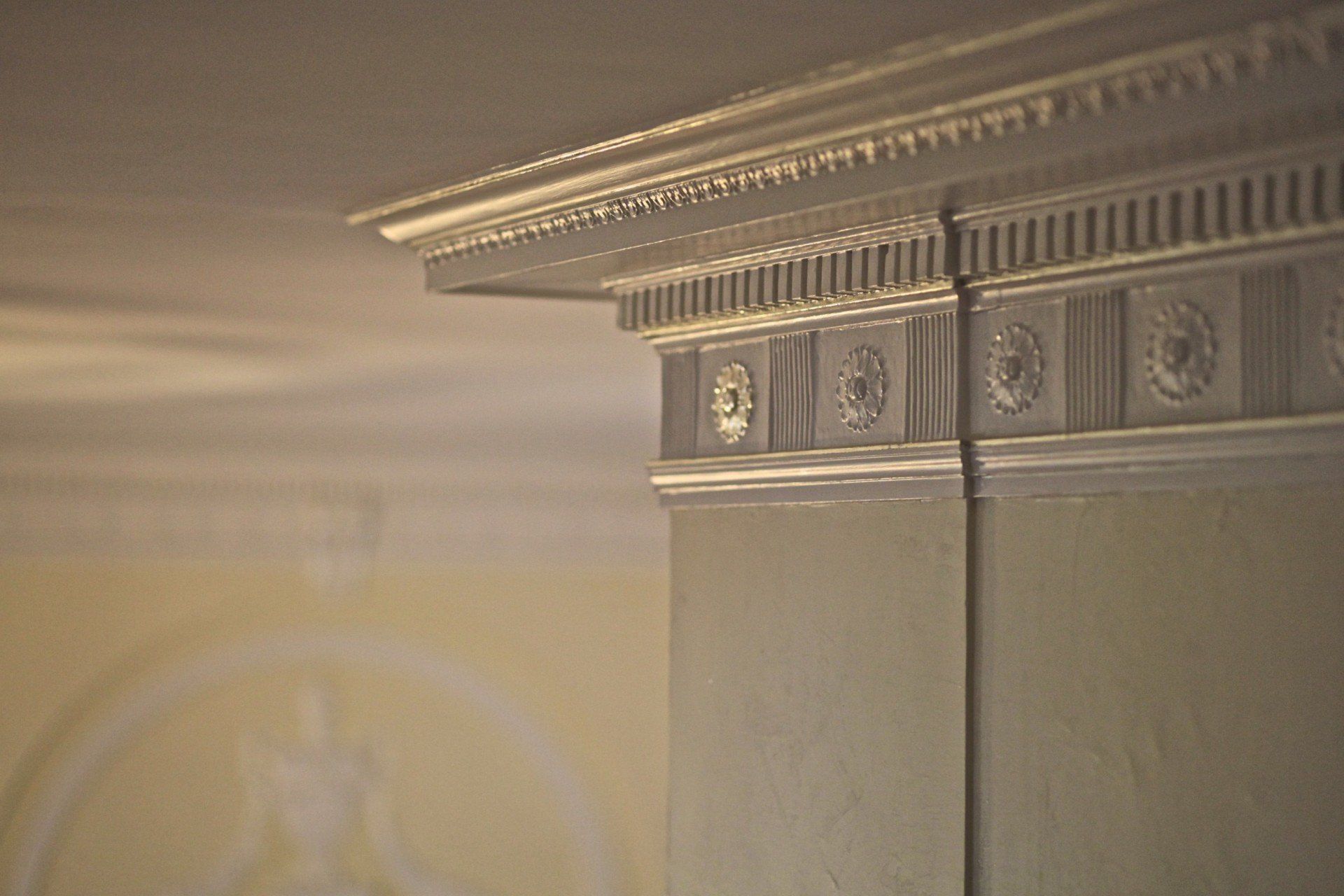 A close up of a molding on the ceiling of a room.