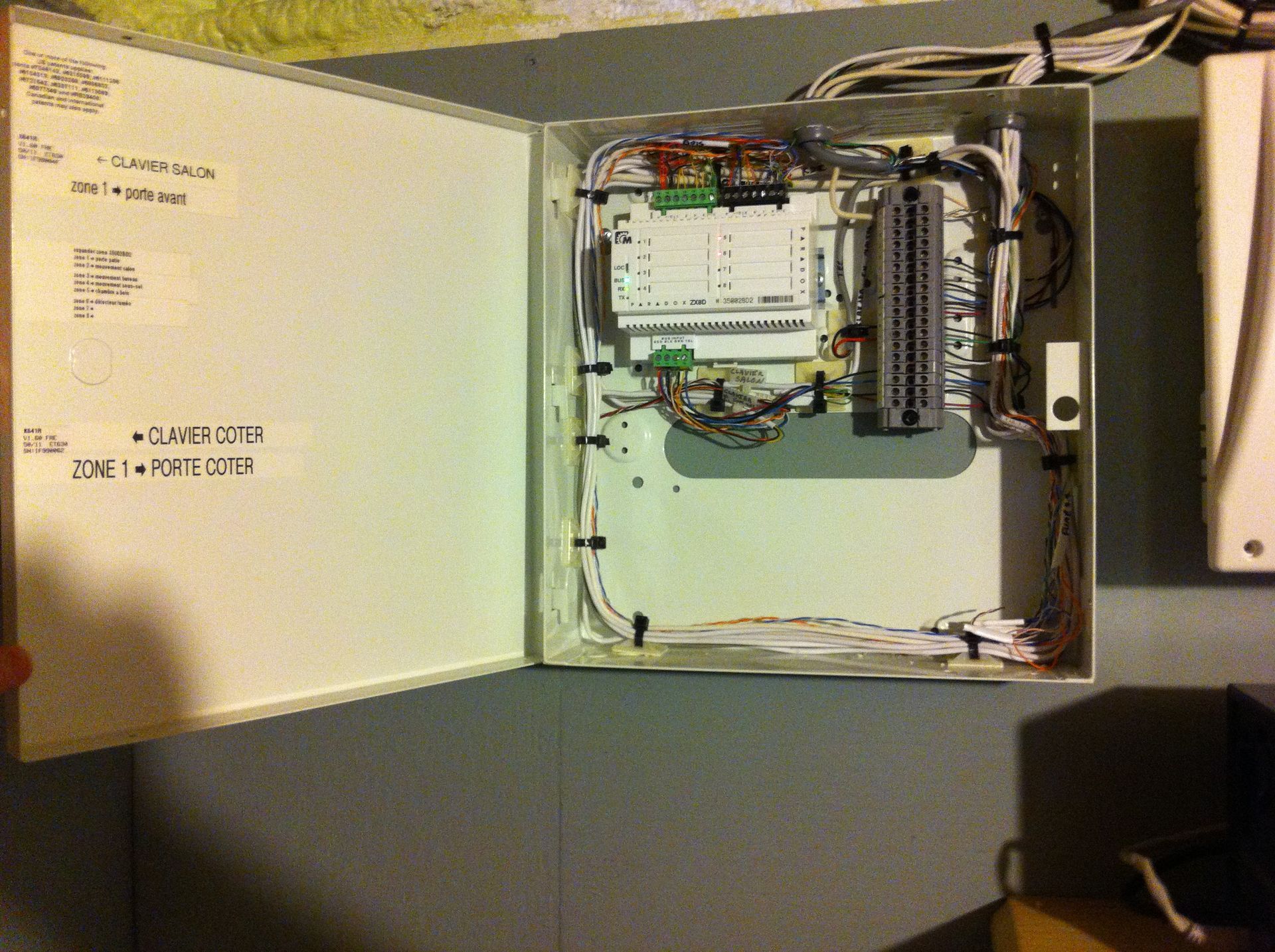 Une boîte blanche avec beaucoup de fils à l'intérieur