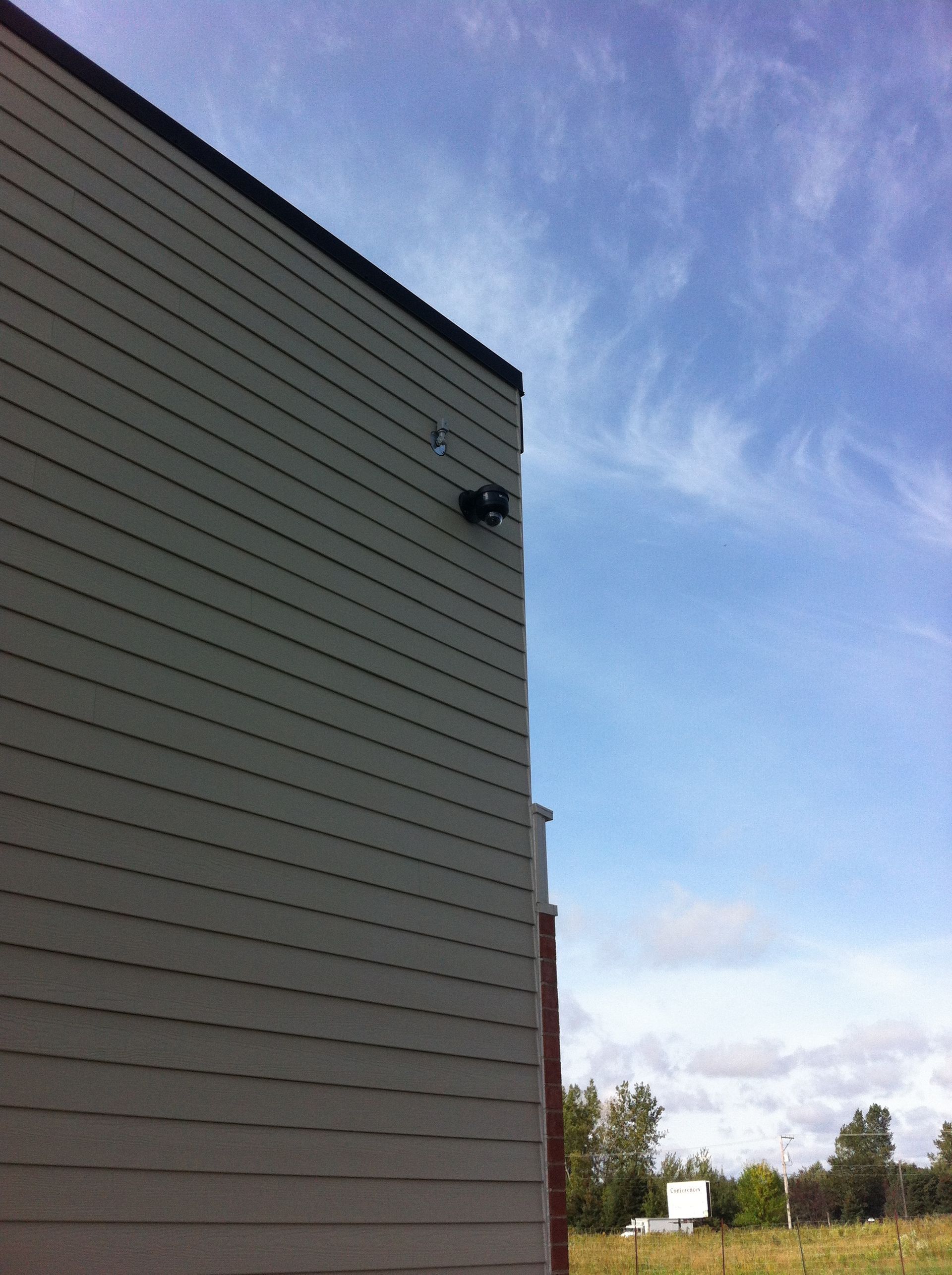 Un bâtiment avec un ciel bleu en arrière-plan