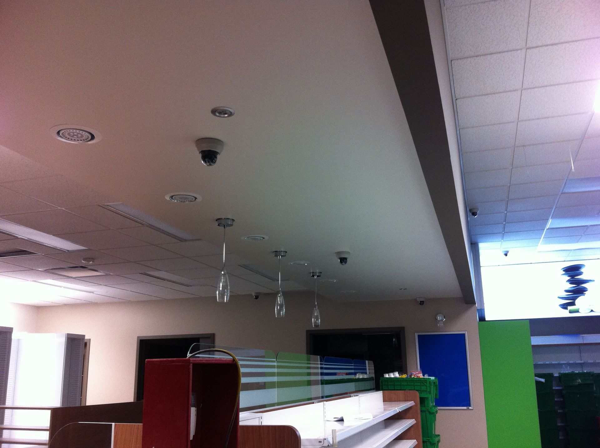 Un plafond avec quelques lumières suspendues