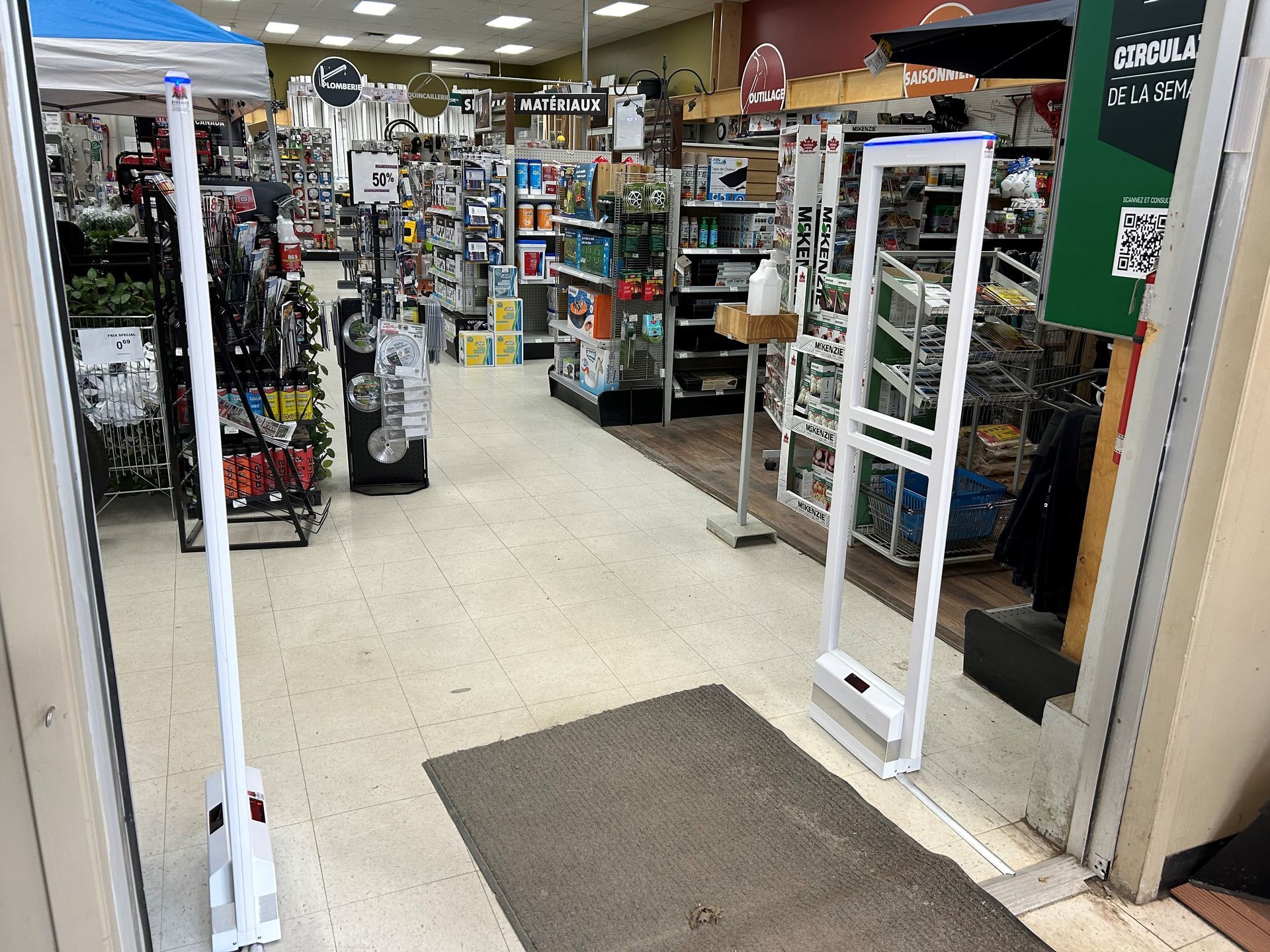 Un magasin avec beaucoup d'étagères et une porte qui est ouverte.