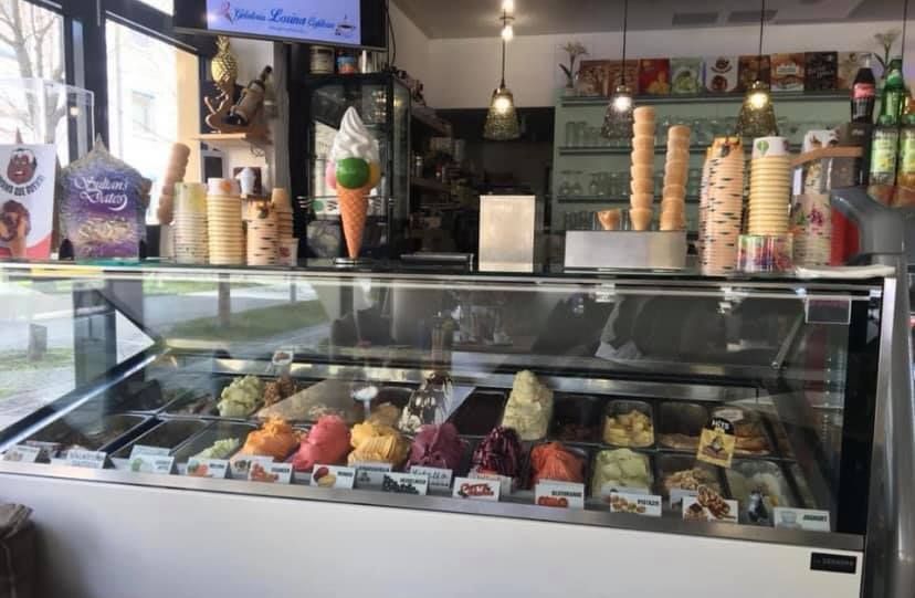 Eisgeschäft mit vielen Sorten