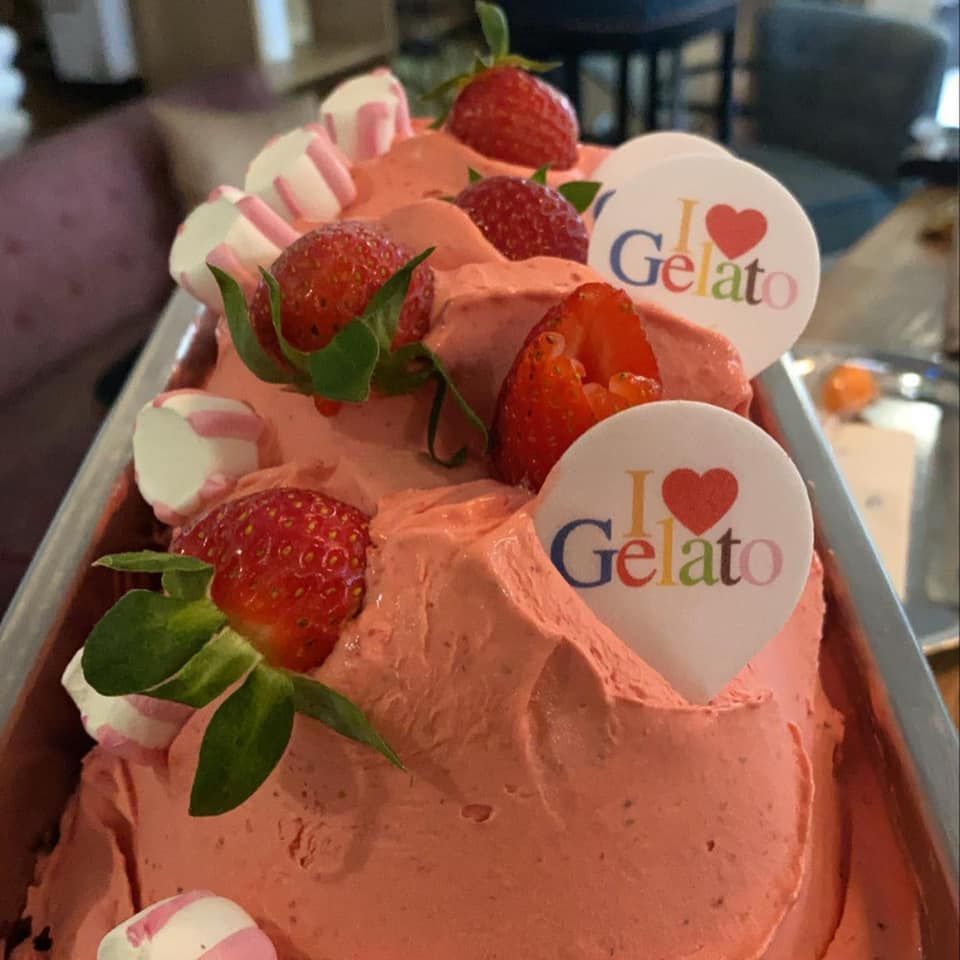 Erdbeereis mit frischen Erdbeeren