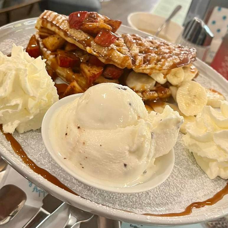Eiscreme mit Waffeln