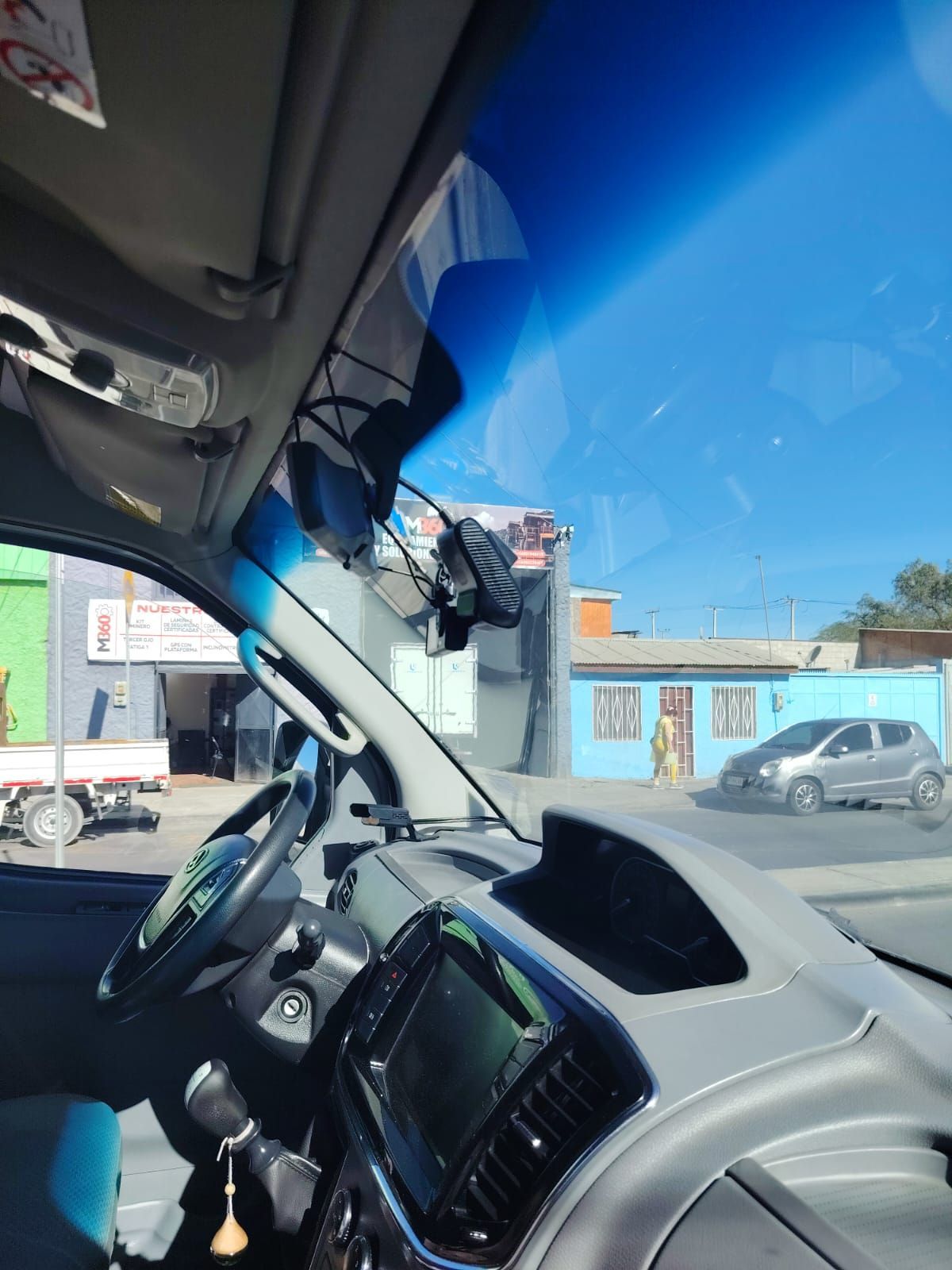 Vista desde el asiento del conductor, mirando a través del parabrisas, de una calle