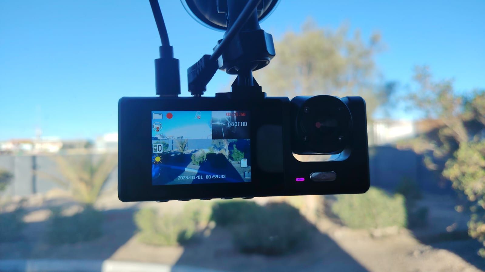 Una cámara de salpicadero con doble lente montada en el parabrisas de un vehículo