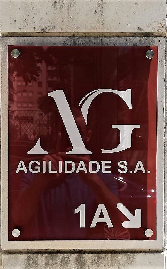 Placa com logotipo