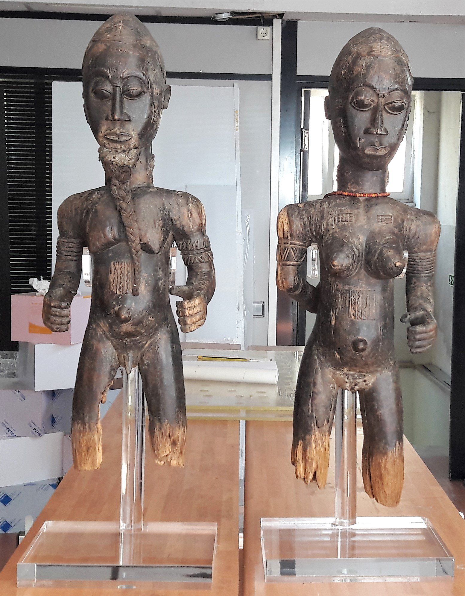 Suportes em acrílico para peças de arte