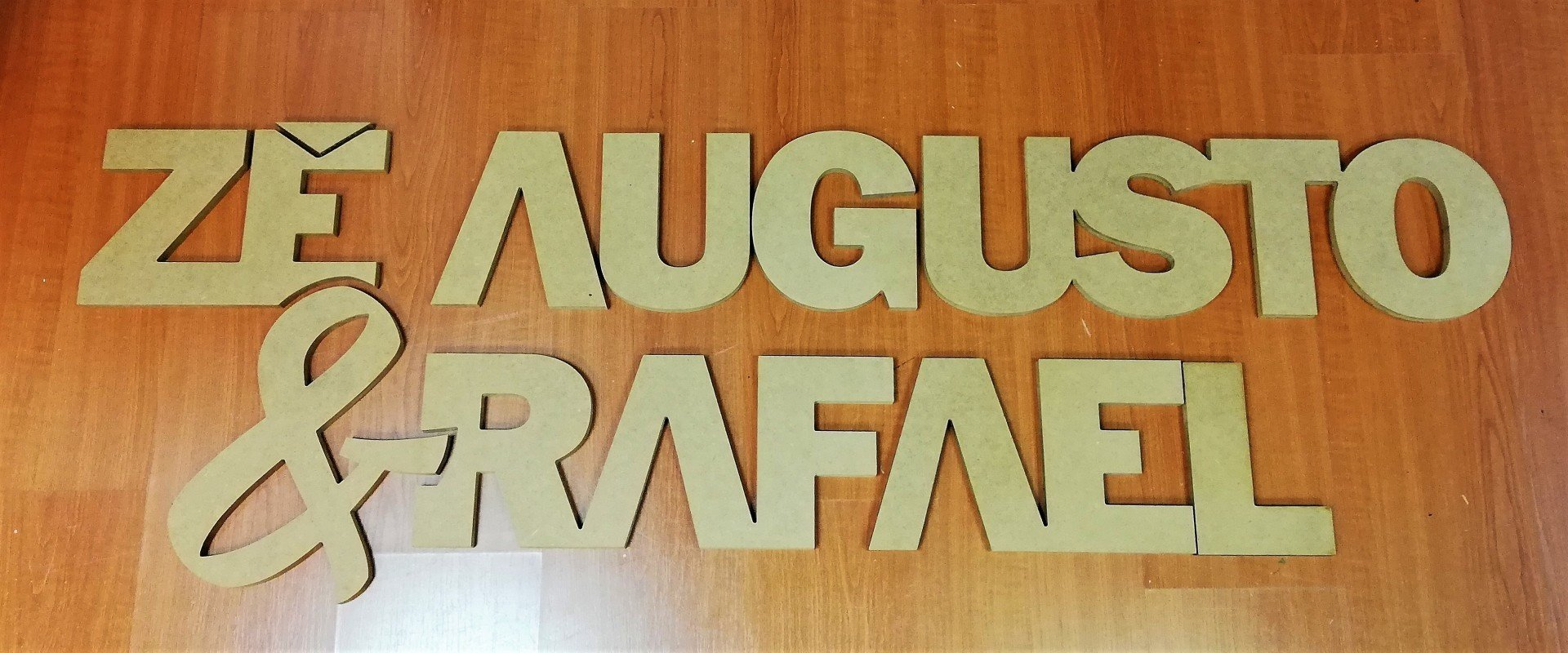 Logotipo fresado em MDF