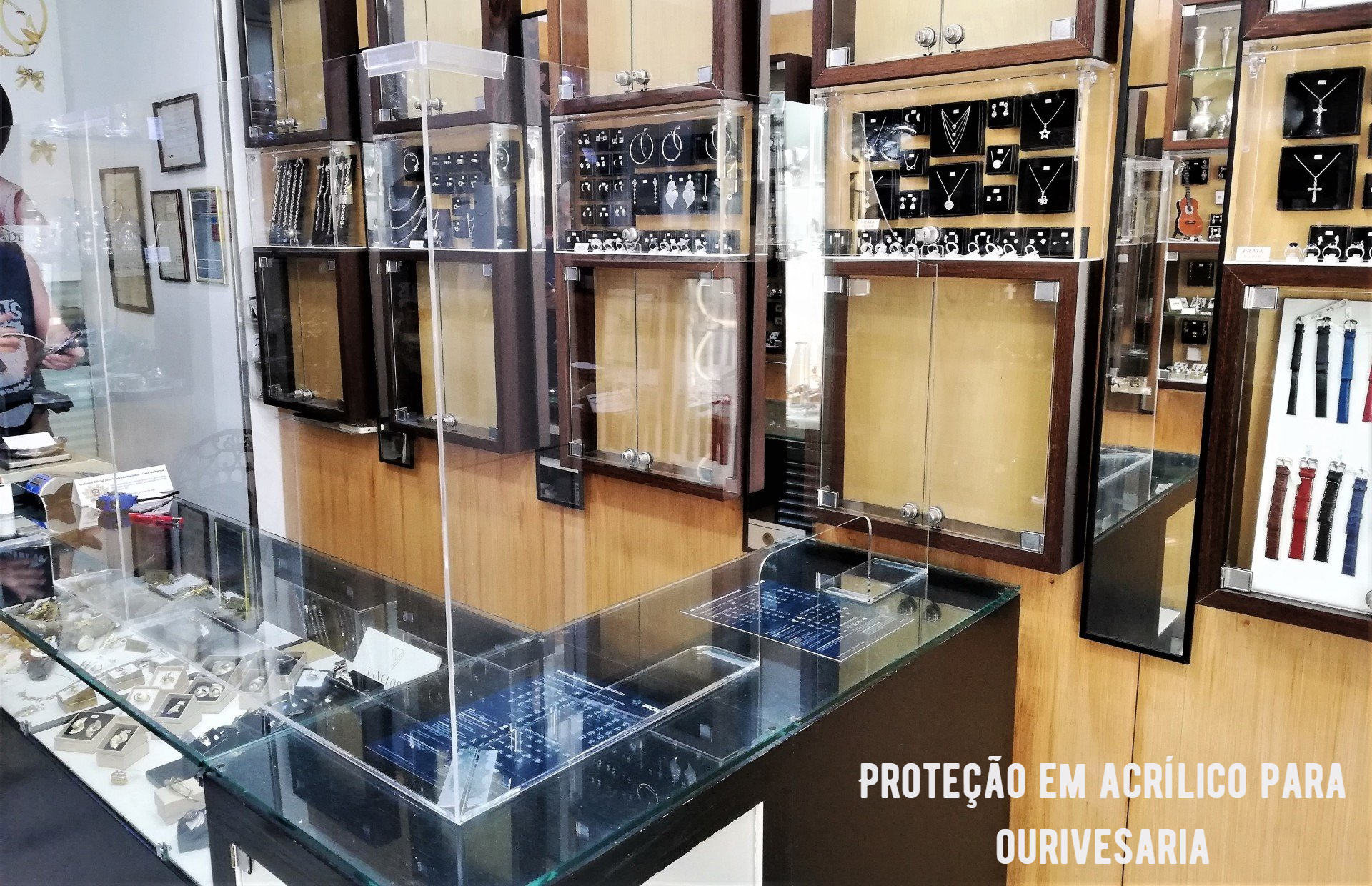 Proteção em acrílico para ourivesarias