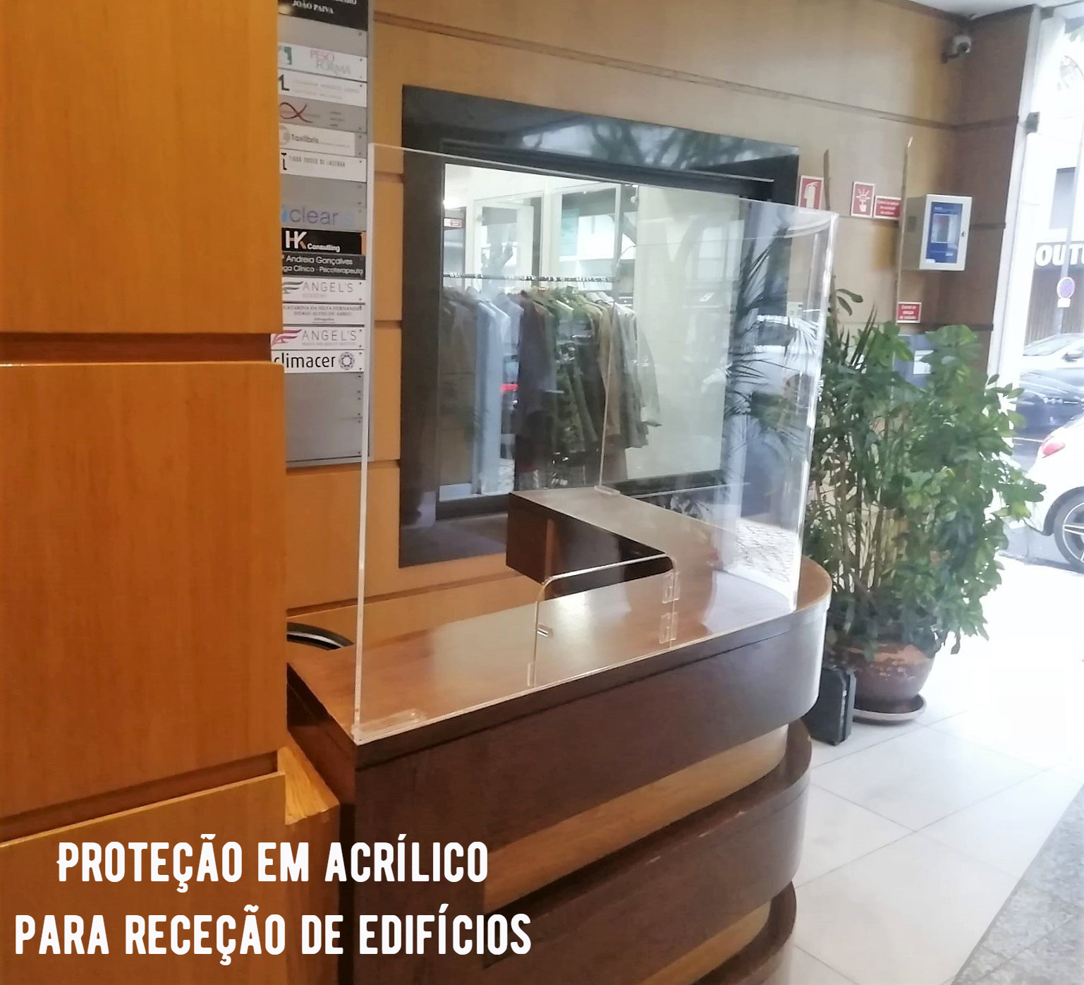 Proteção em acrílico para receção de edifícios