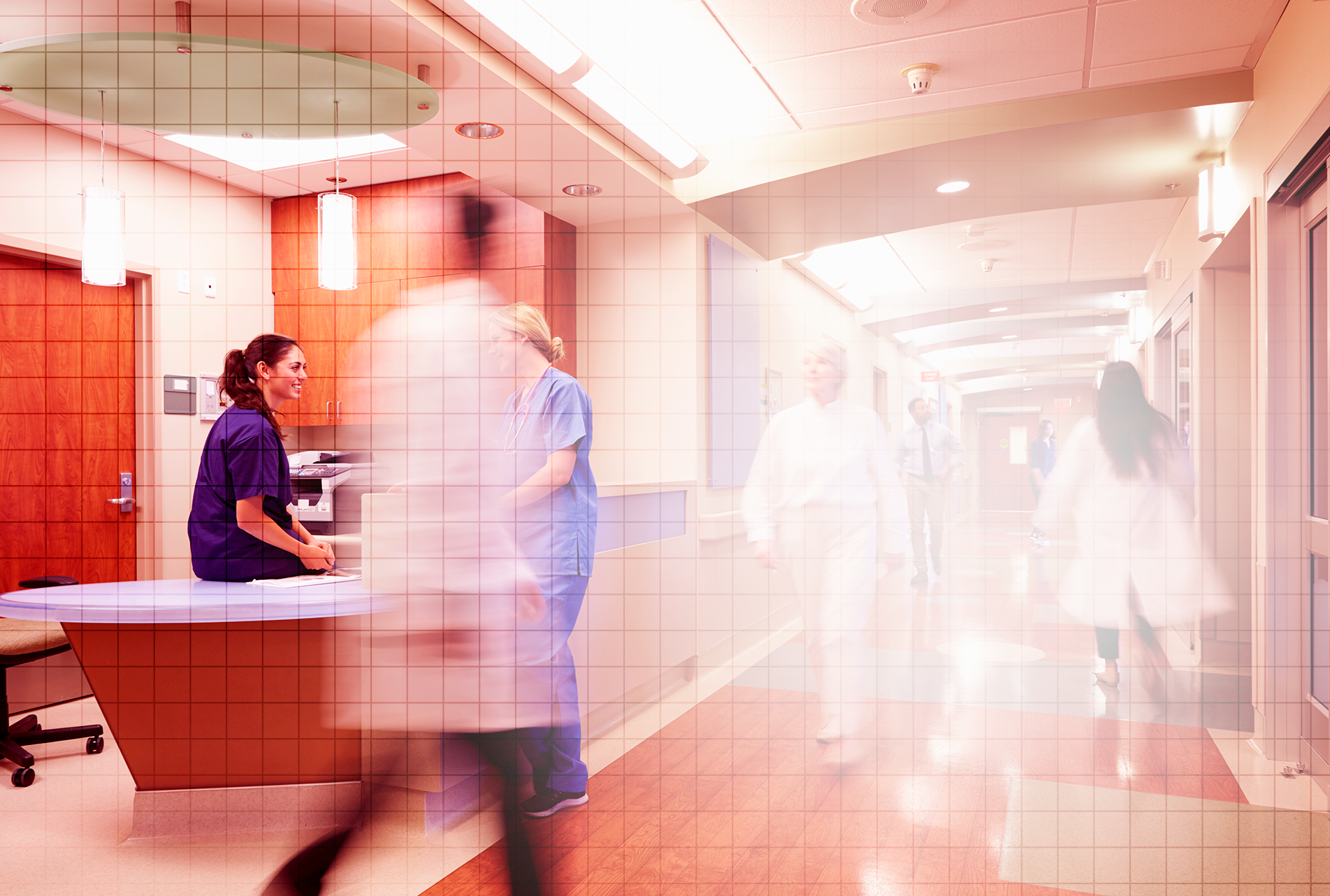 Uma imagem borrada de um corredor de hospital com médicos e enfermeiros.