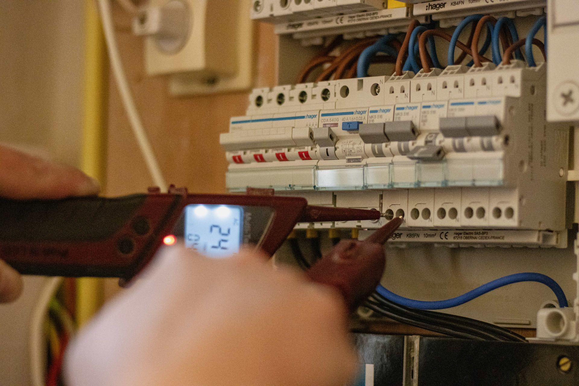 Een elektricien werkt aan een elektriciteitskast.