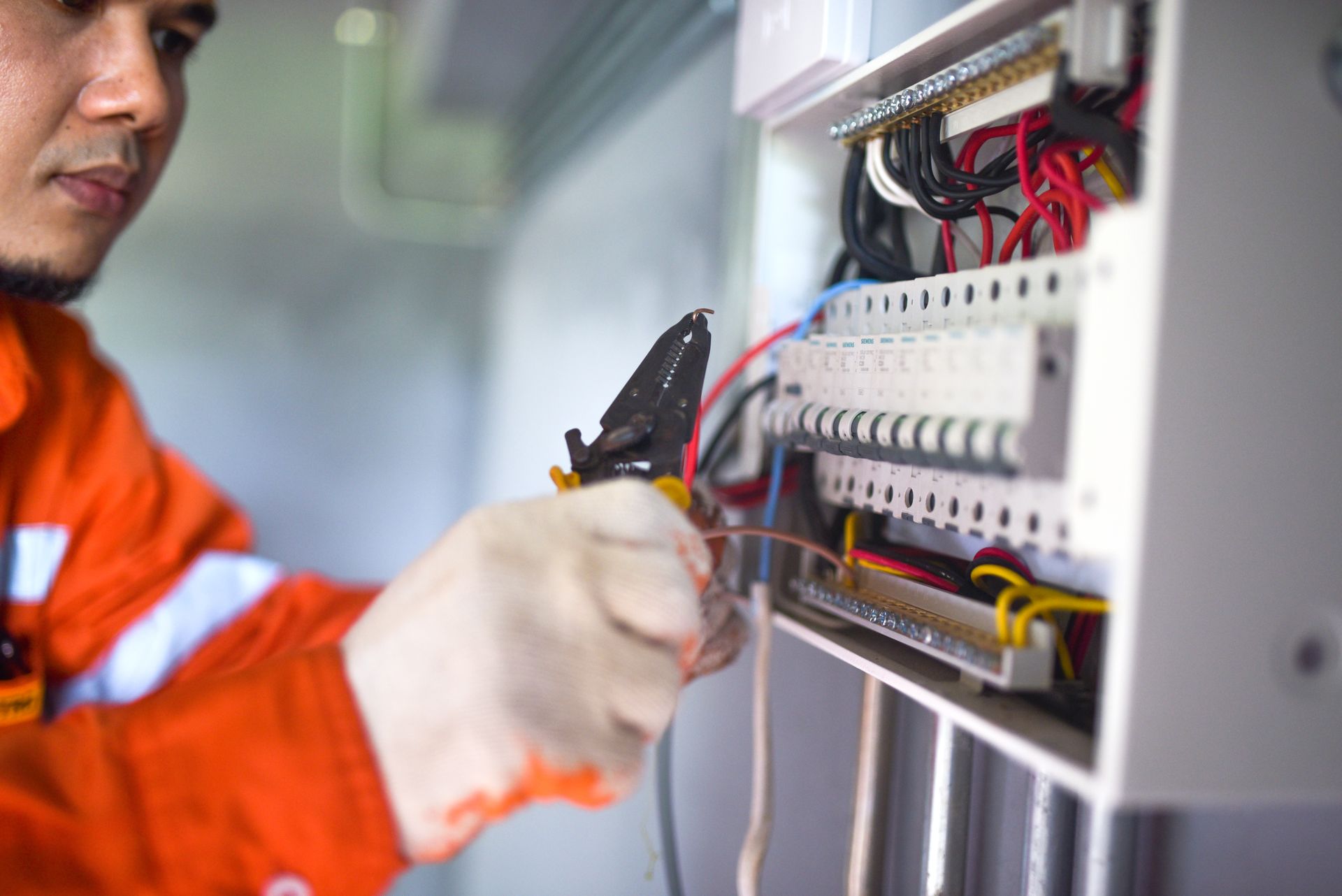 Een elektricien werkt aan een elektriciteitskast.
