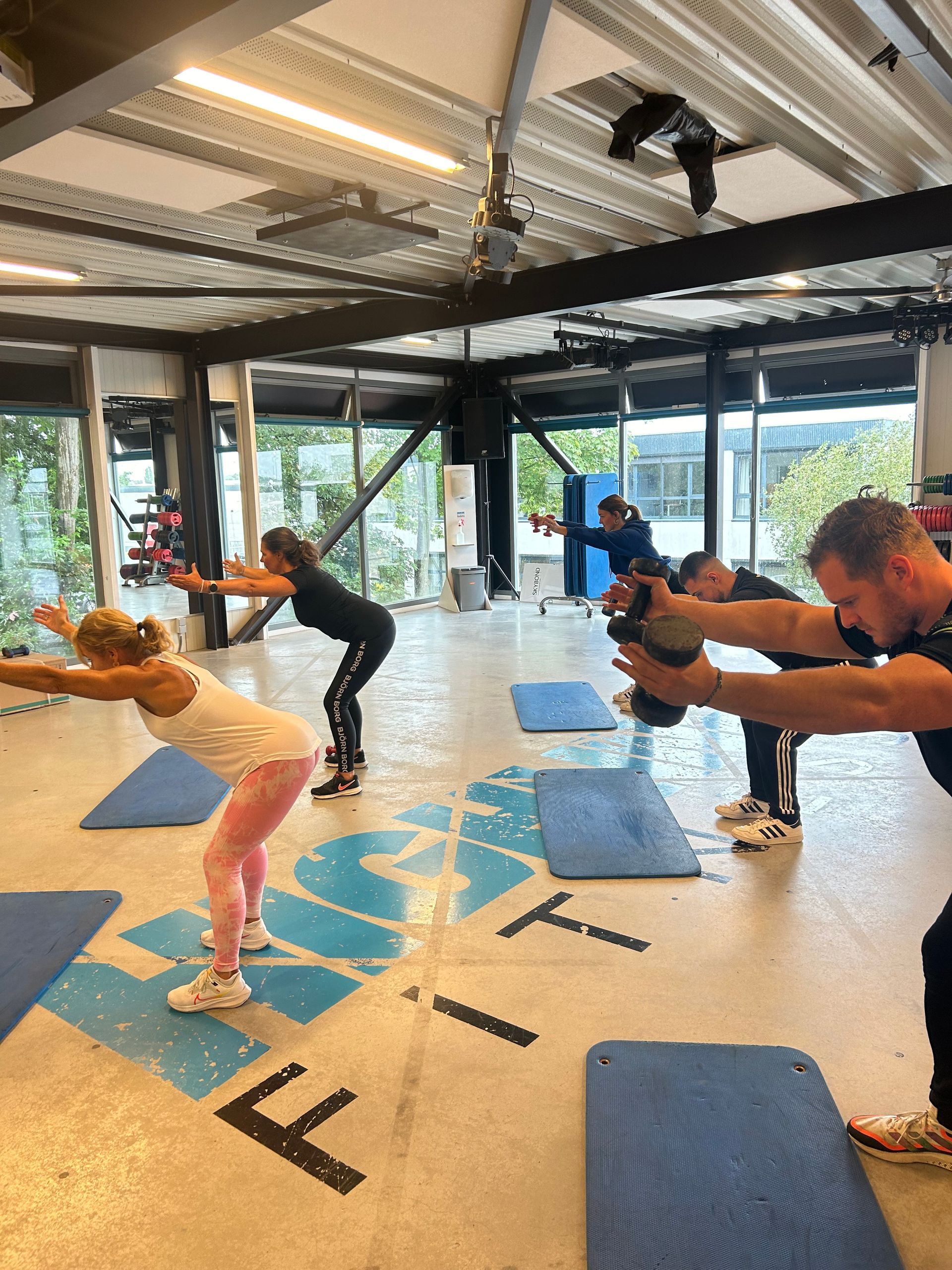 Doe mee met de groepsles Booty 30 - Power 30 bij Highline Fitness in 's Gravenzande. Meld je aan voor een 14 dagen pas en geniet van een fit en gezond lichaam!