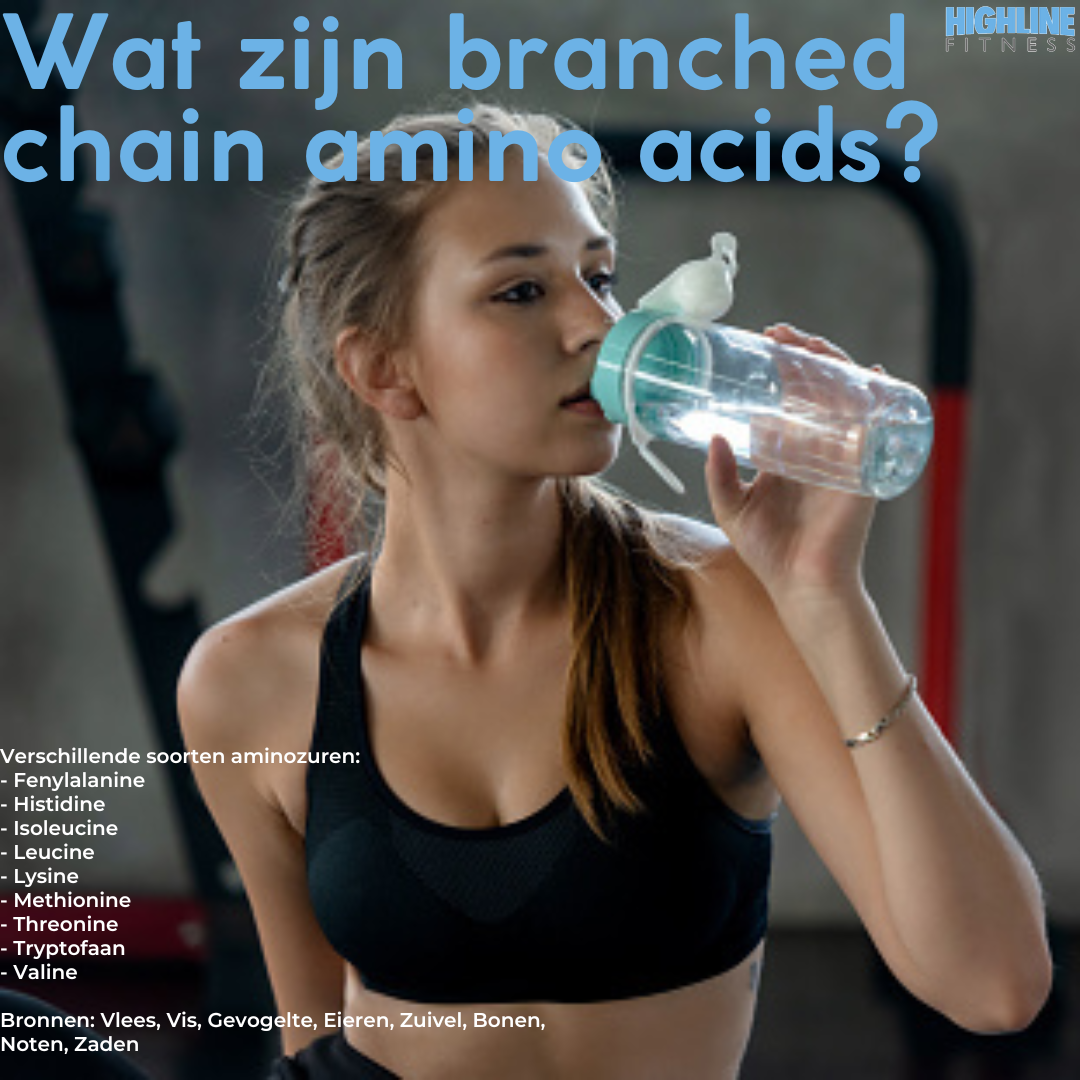 Een vrouw drinkt water uit een fles met de woorden wat zijn vertakte ketenaminozuren