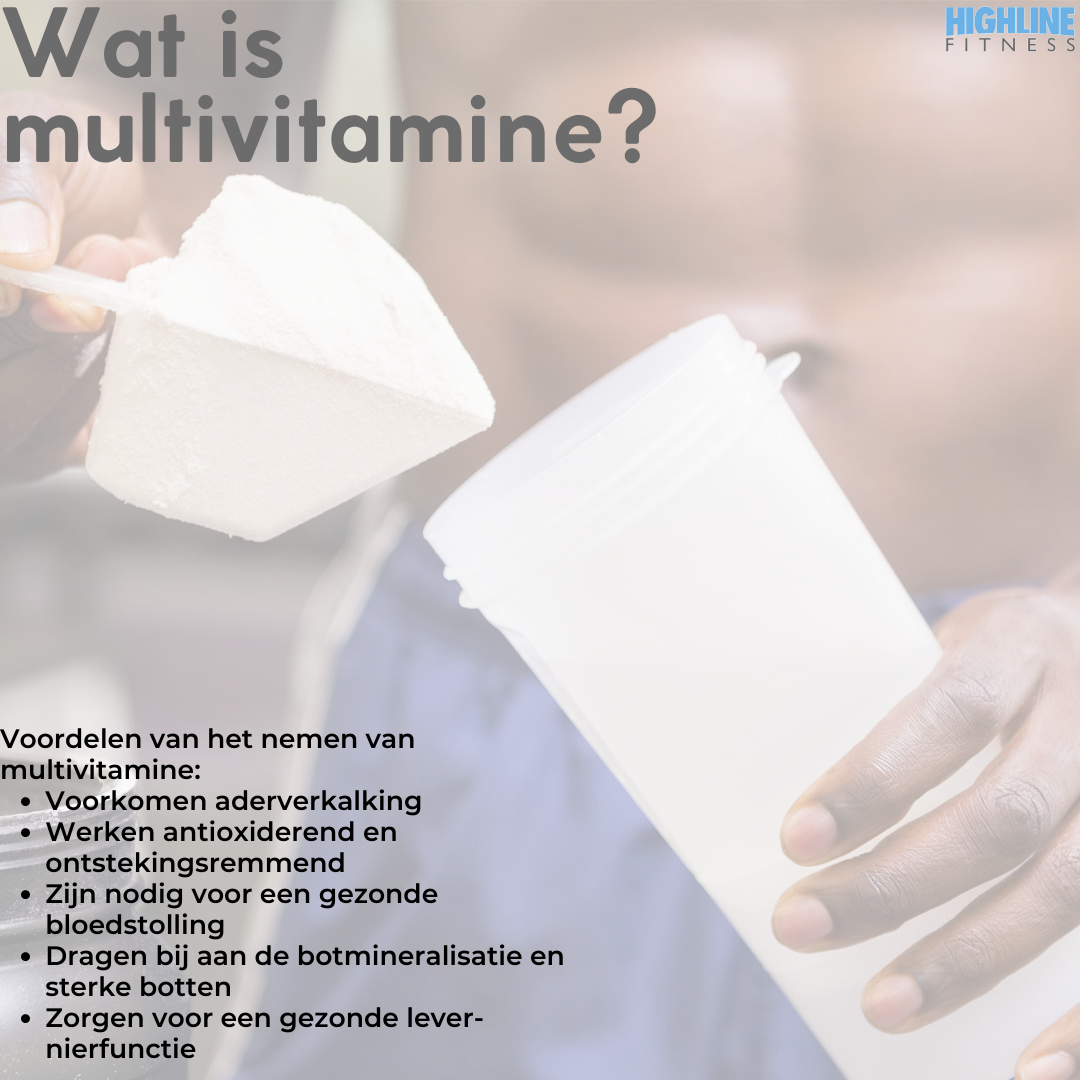 Een persoon die drinkt uit een witte beker waarop staat wat multivitamine is