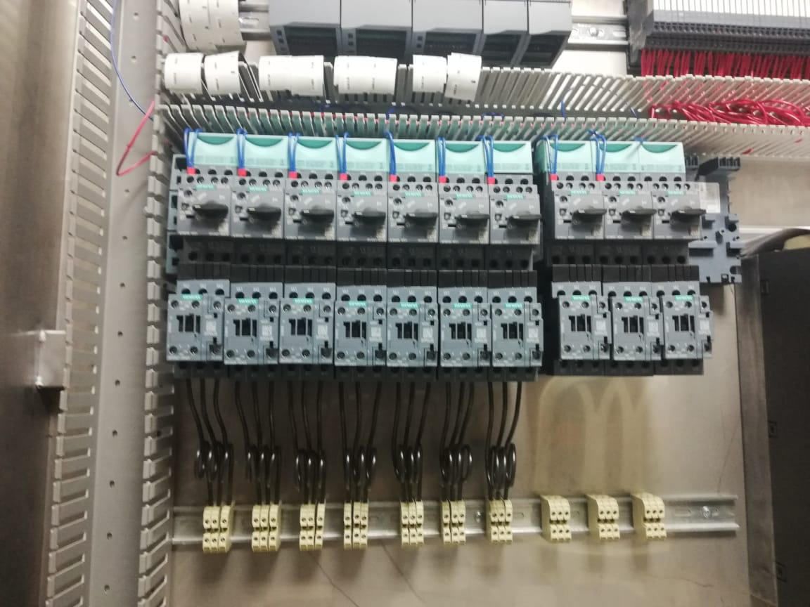 Un primer plano de una caja eléctrica con muchos cables saliendo de ella.