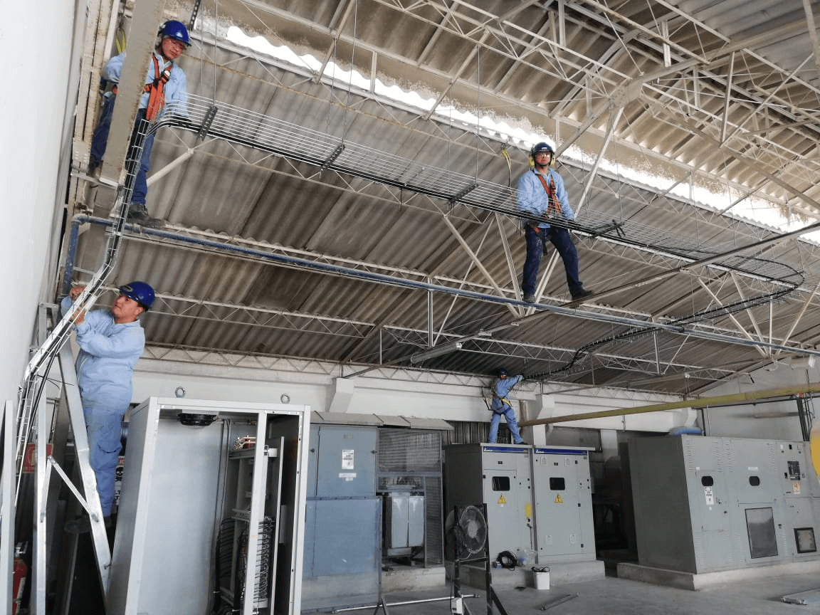 SISTEM S.A.S. hombres trabajando