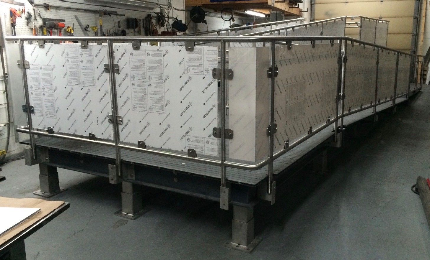 Une rampe en acier inoxydable est en cours de construction dans une usine