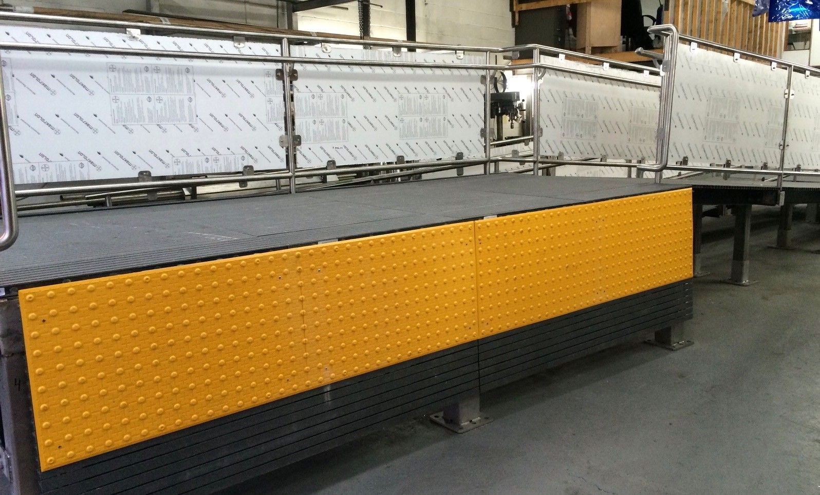 Un objet jaune et noir se trouve dans un entrepôt.