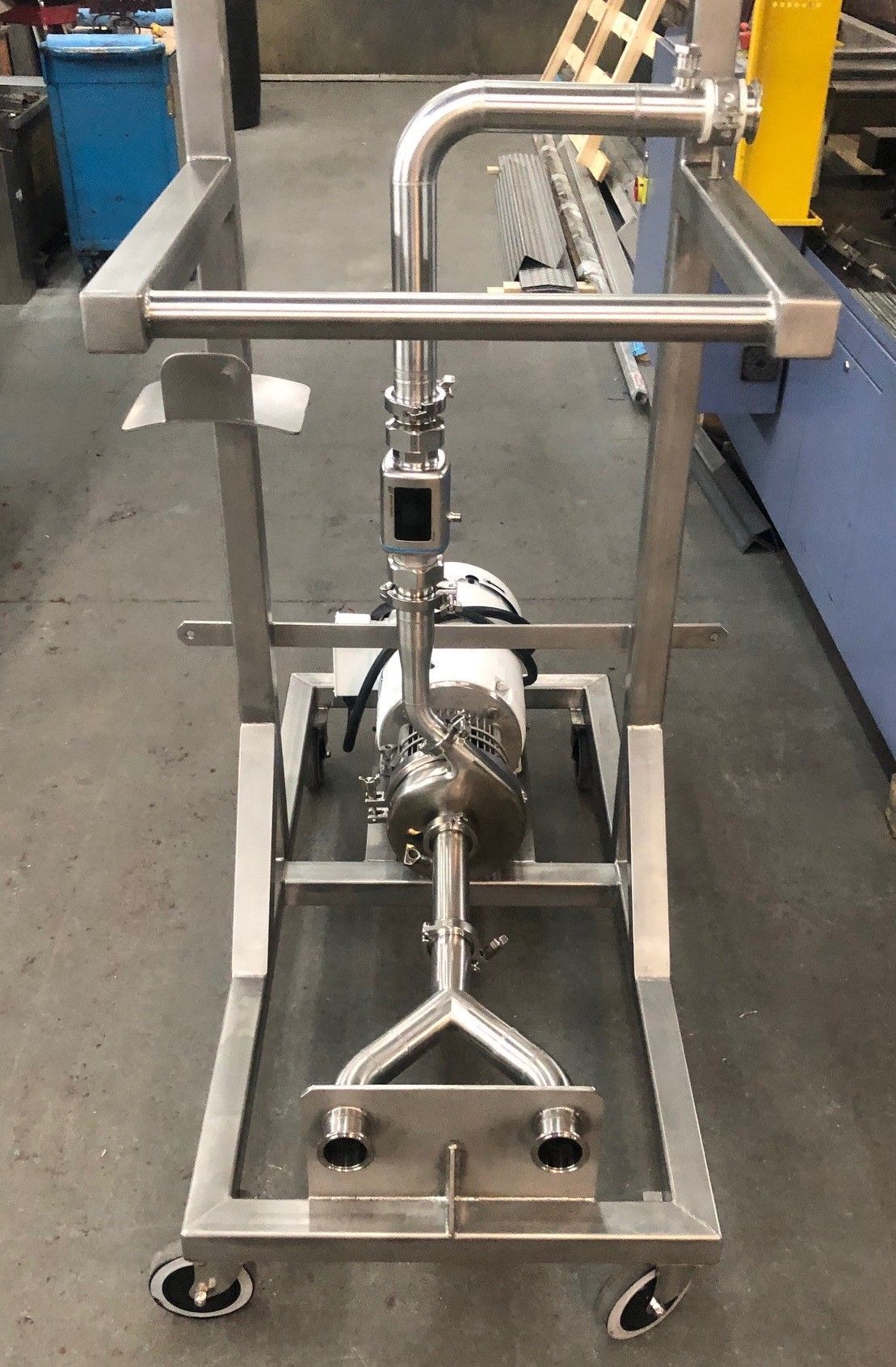 Un chariot en acier inoxydable avec une pompe dessus.