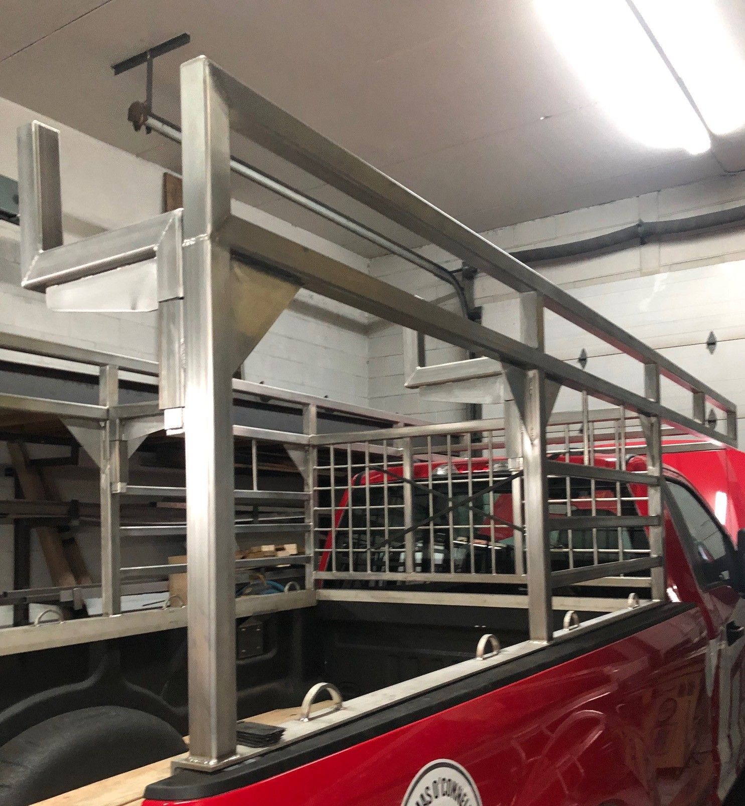 Un camion rouge avec un porte-échelle à l'arrière