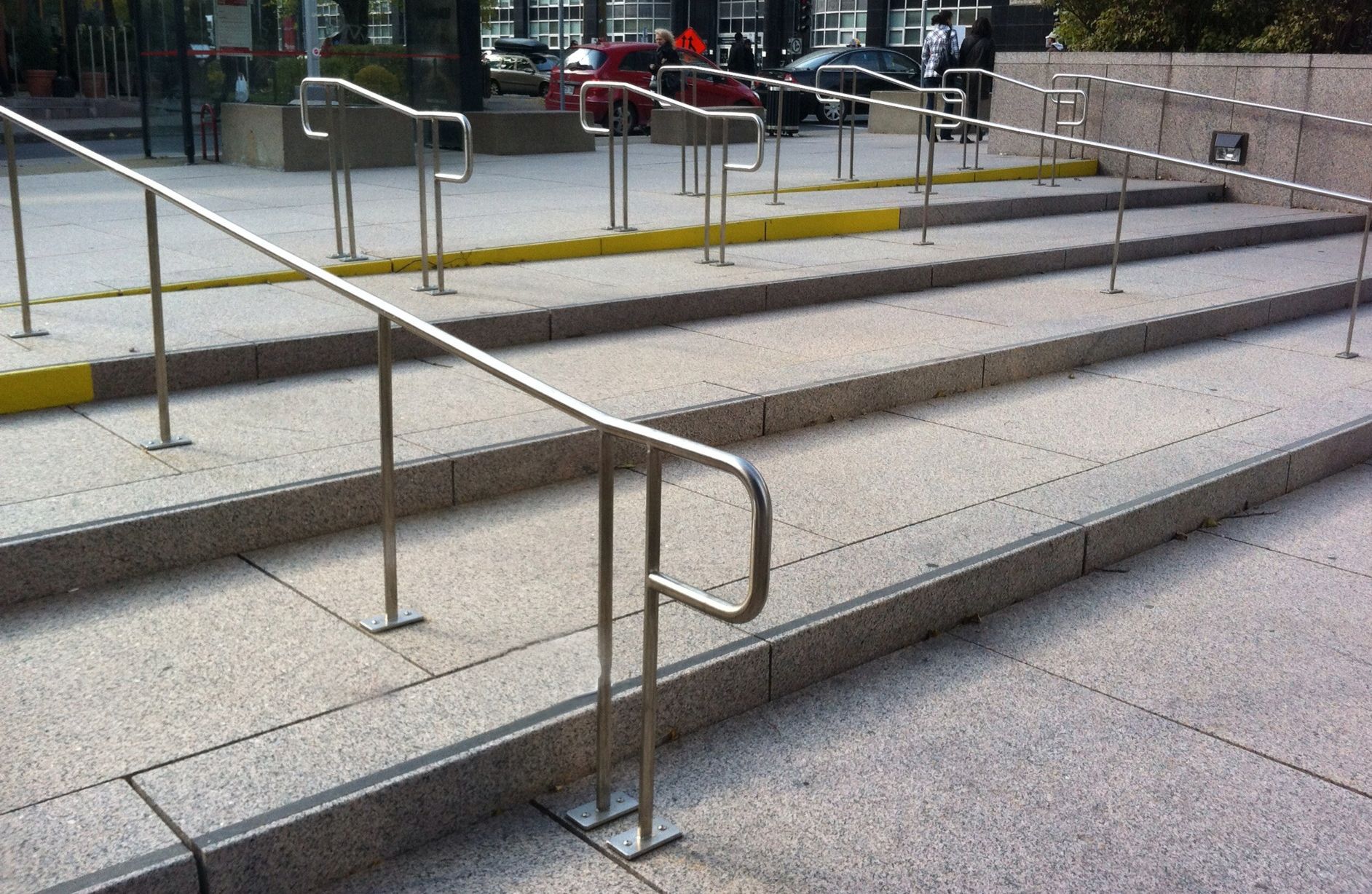 Un escalier avec une rampe en acier inoxydable