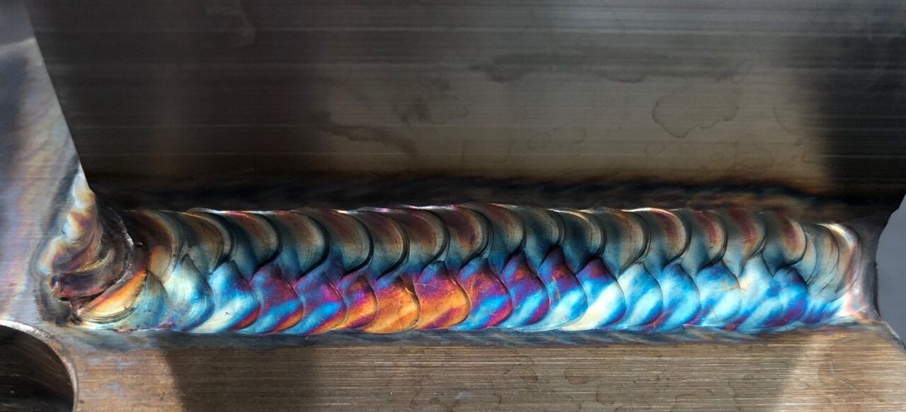 Un gros plan d'un joint de soudure sur un morceau de métal.