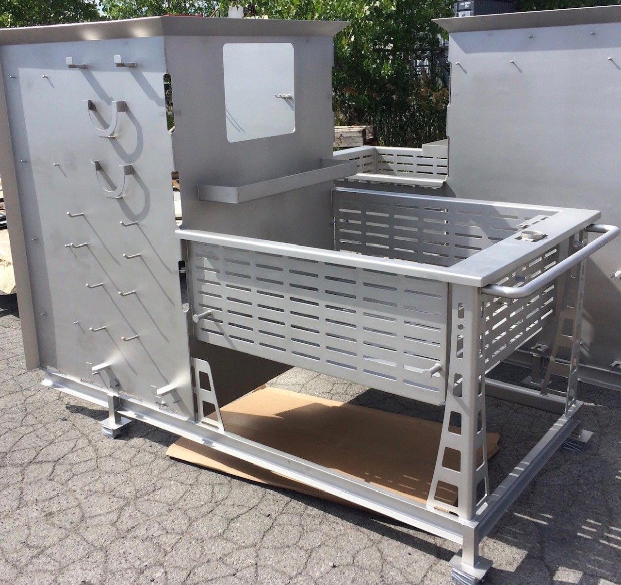 Une caisse en acier inoxydable repose sur une surface en béton