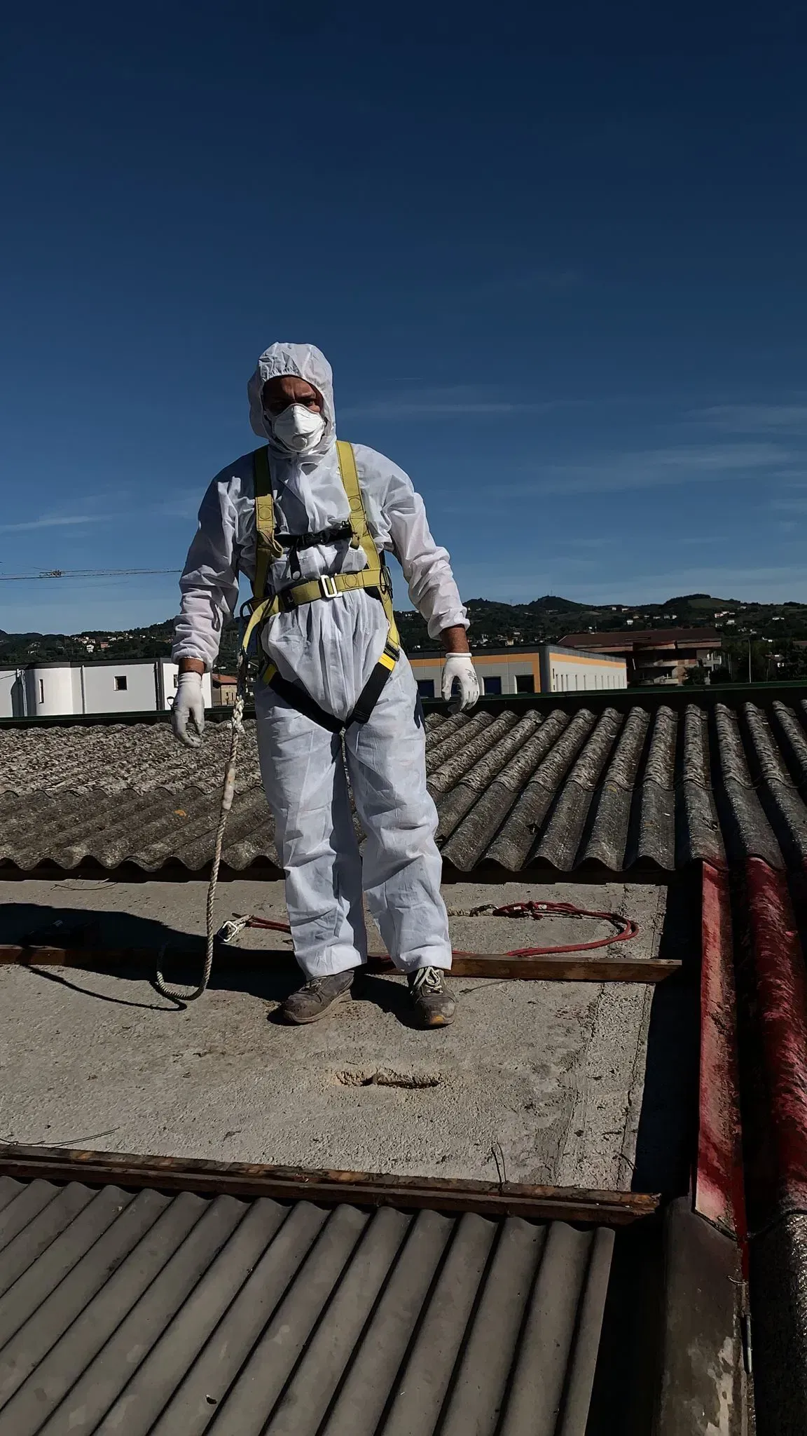 Operaio che si occupa dello smaltimento dei rifiuti