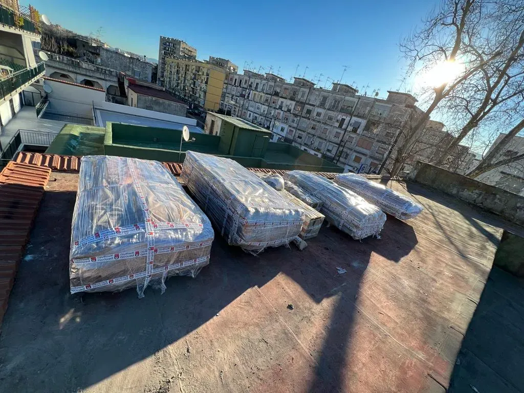 Operaio che si occupa dello smaltimento dei rifiuti