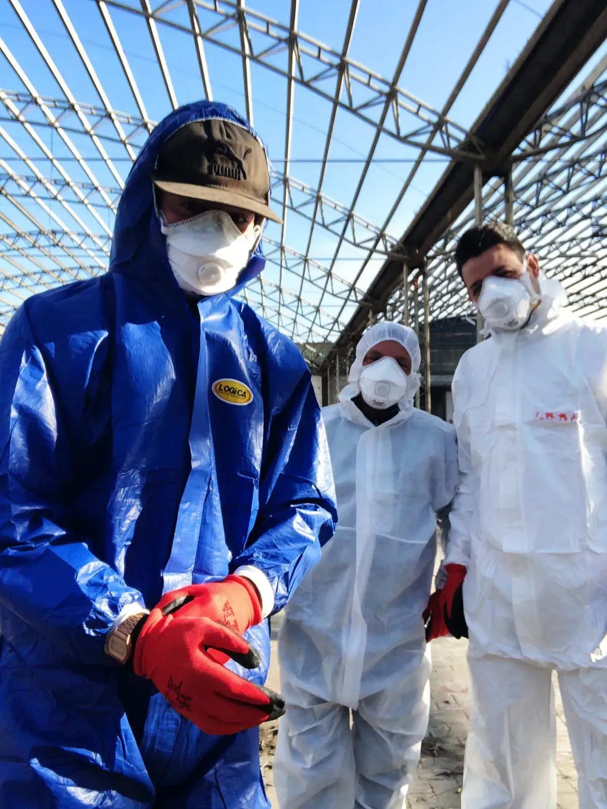 Operaio che si occupa dello smaltimento dei rifiuti