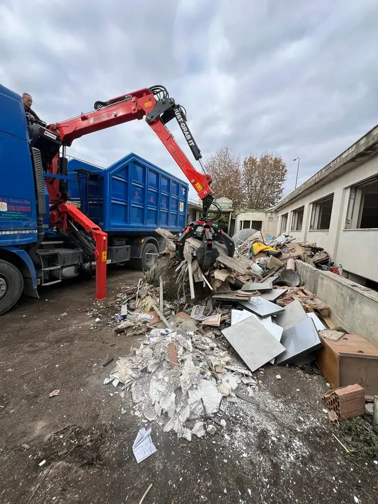Operaio che si occupa dello smaltimento dei rifiuti
