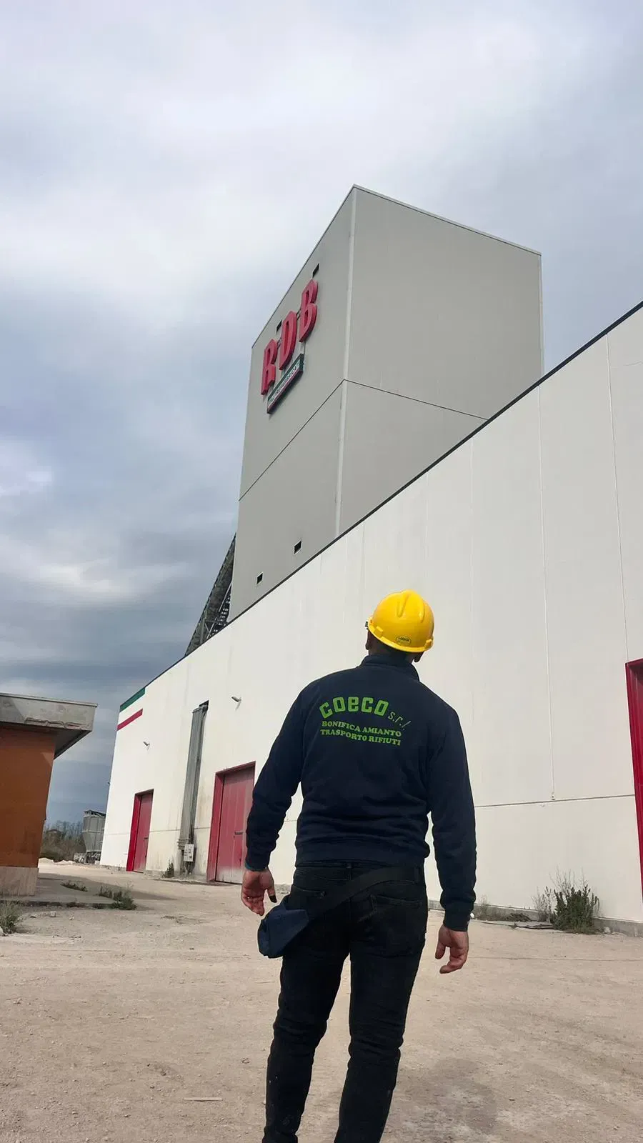 Operaio che si occupa dello smaltimento dei rifiuti