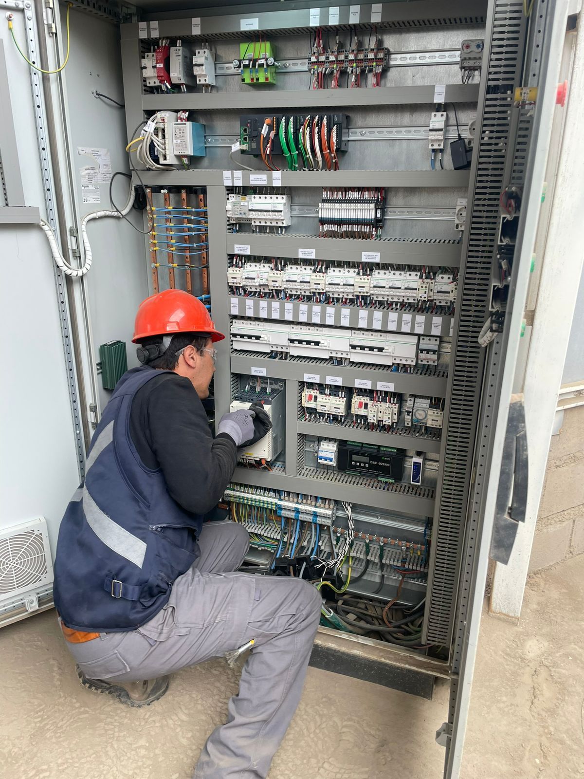 Un hombre está operando una máquina con un control remoto.