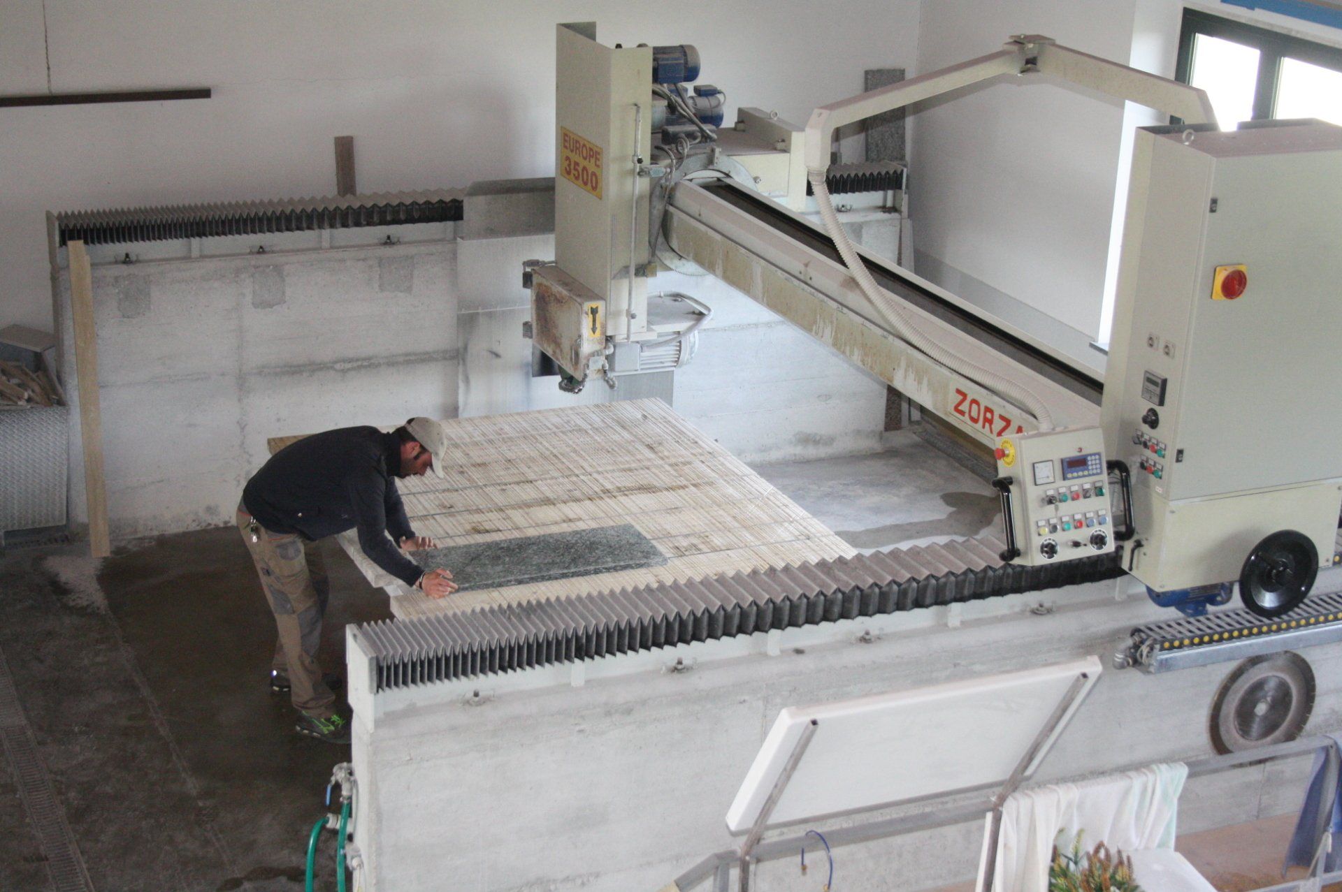 marmi per lapidi in lavorazione