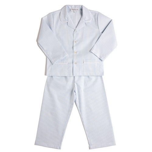 Pigiama a righe azzurre su sfondo bianco.