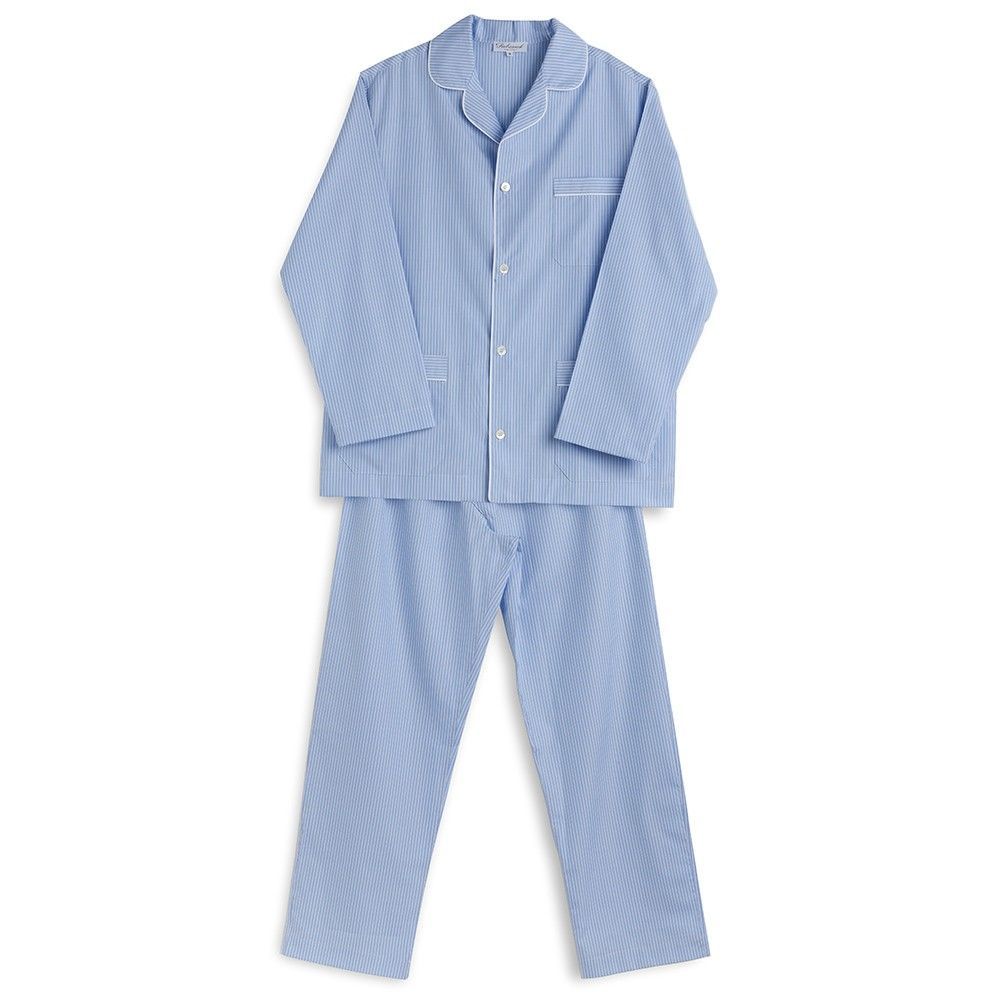 Pigiama a righe blu e bianche con bottoni, maniche lunghe e pantaloni.