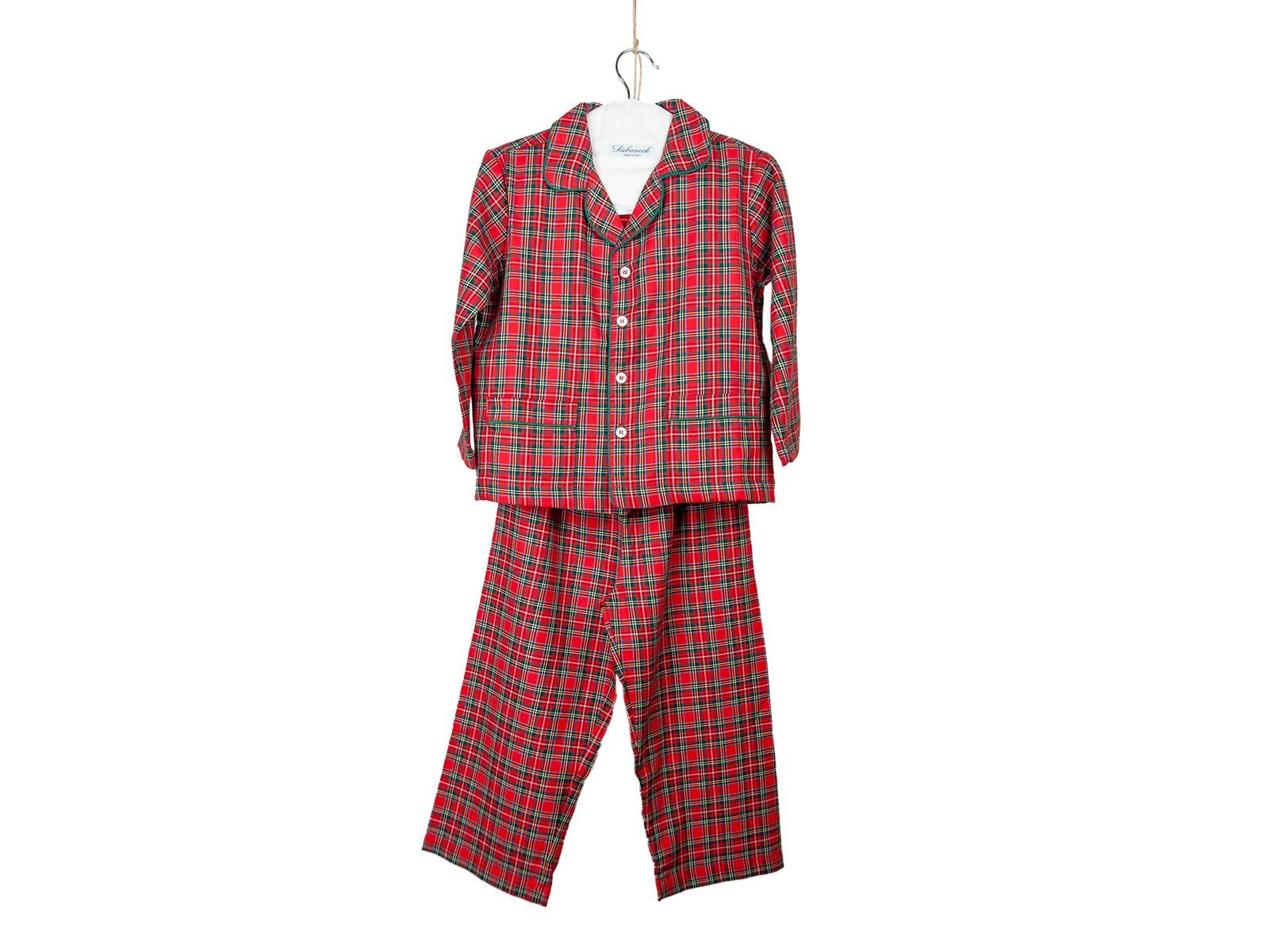 Pigiama a quadri rossi appeso a una gruccia bianca.