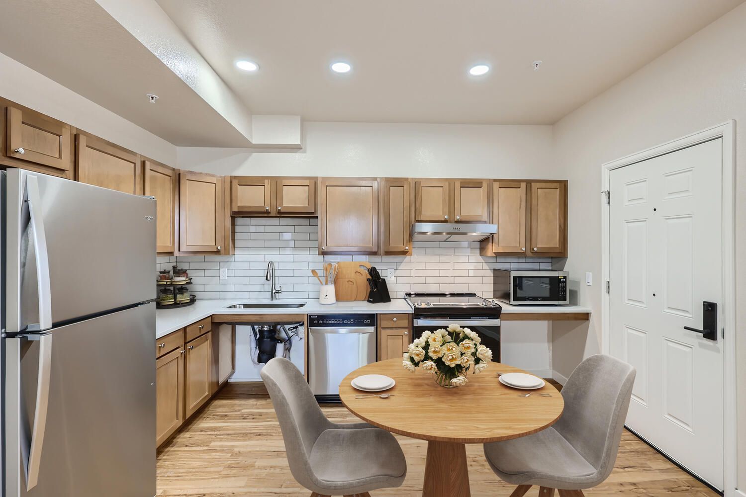 Kitchen with appliances and Dining table