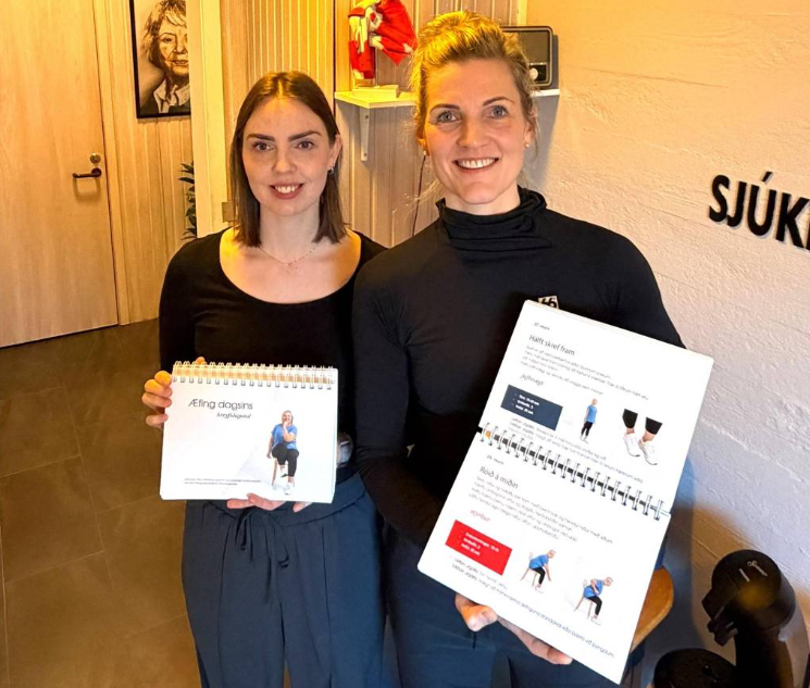 Sjúkraþjálfararnir Hildur Aðalbjörg Ingadóttir og Svandís Björk Guðmundsdóttir með hreyfidagatalið.