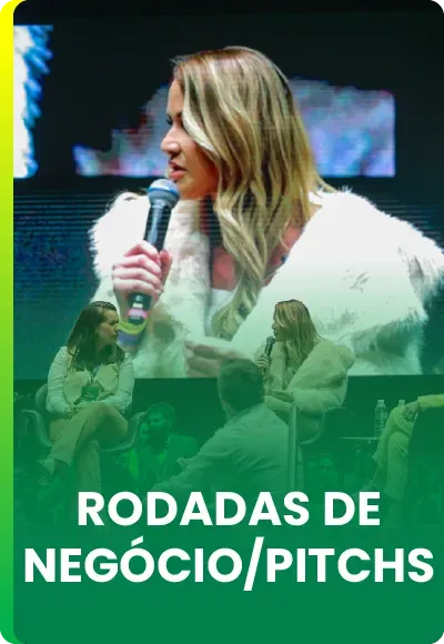 Uma pessoa falando ao microfone em um palco com o texto 