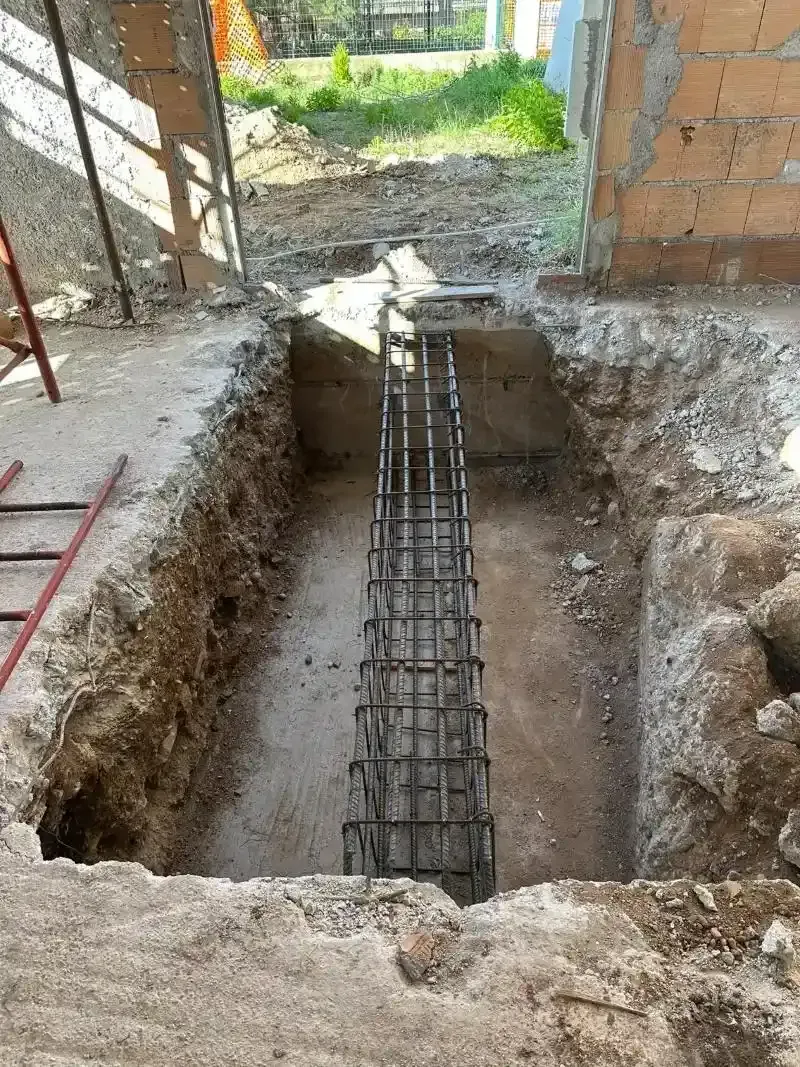 Scavo per fondamenta con barre di rinforzo in acciaio.