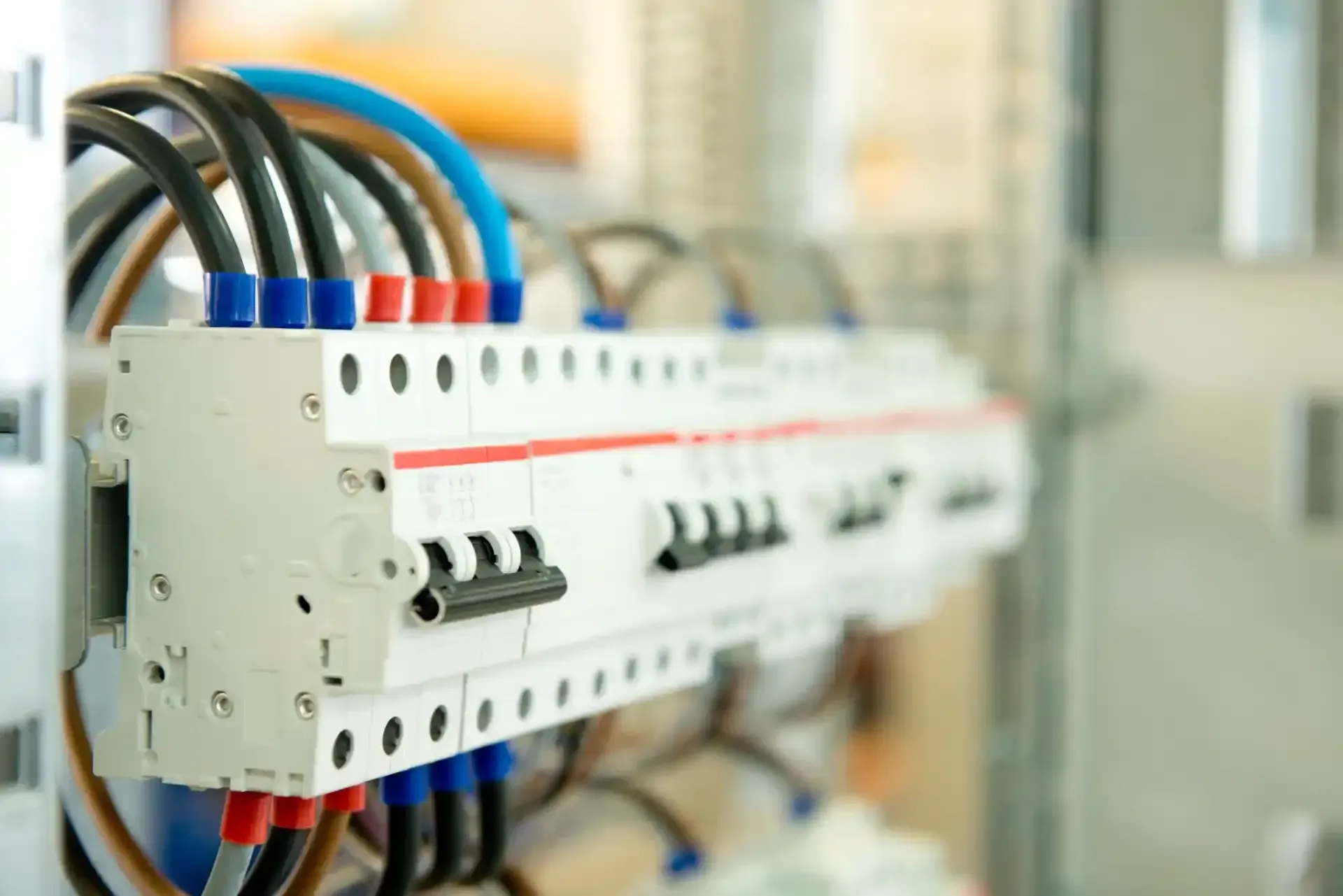 Quadro elettrico con fili colorati collegati agli interruttori automatici.