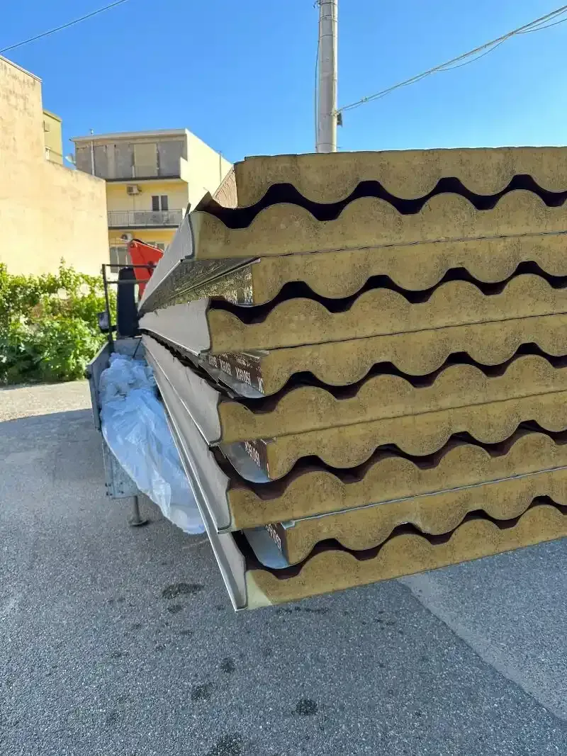 Pila di pannelli sandwich isolati con interno ondulato, all'esterno.